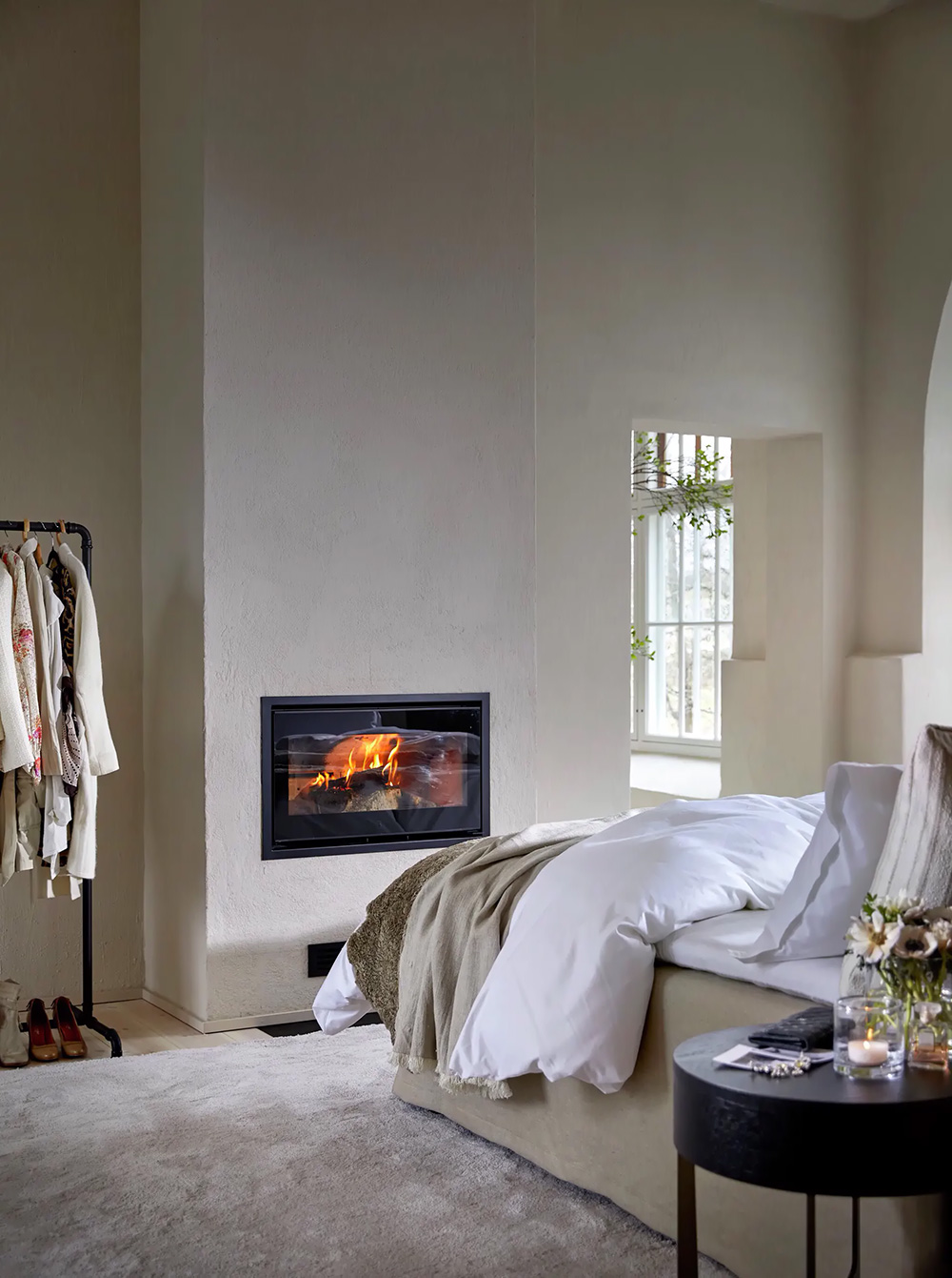 chambre avec fenêtre cintrée et cheminée décoration scandinave chambre avec fenêtre cintrée et cheminée décoration scandinave