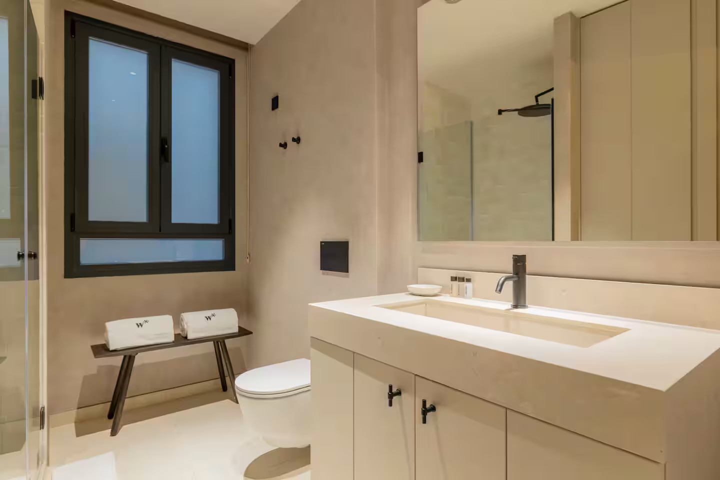 salle de bain contemporaine beige robinetterie noire avec fenêtre salle de bain contemporaine beige robinetterie noire avec fenêtre