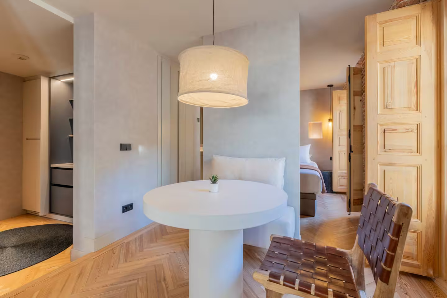 salon studio optimisé en deux-pièces avec chambre semi-ouverte salon studio optimisé en deux-pièces avec chambre semi-ouverte