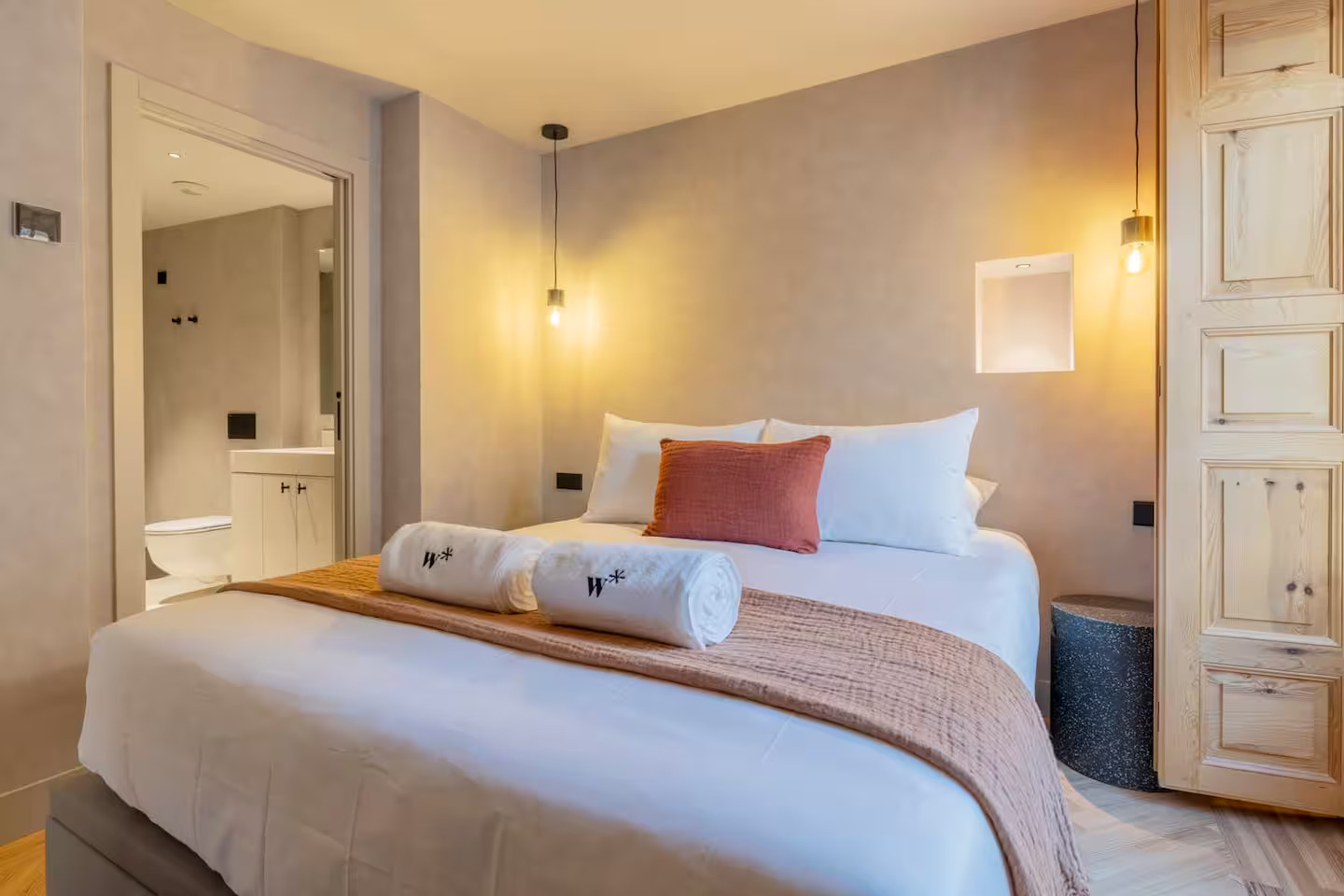 chambre avec salle de bain et volets intérieurs chambre avec salle de bain et volets intérieurs