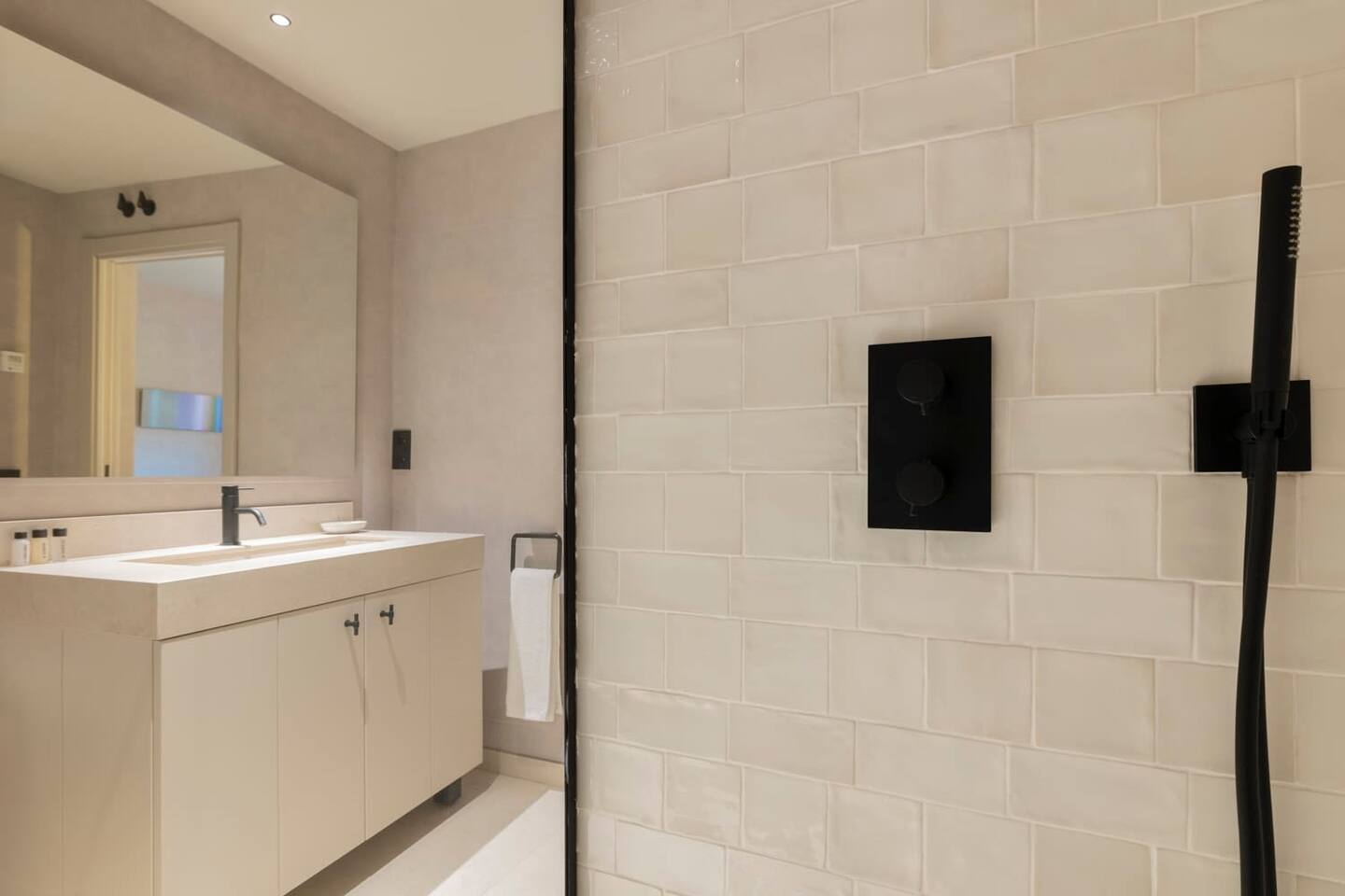 salle de bain contemporaine beige robinetterie noire salle de bain contemporaine beige robinetterie noire
