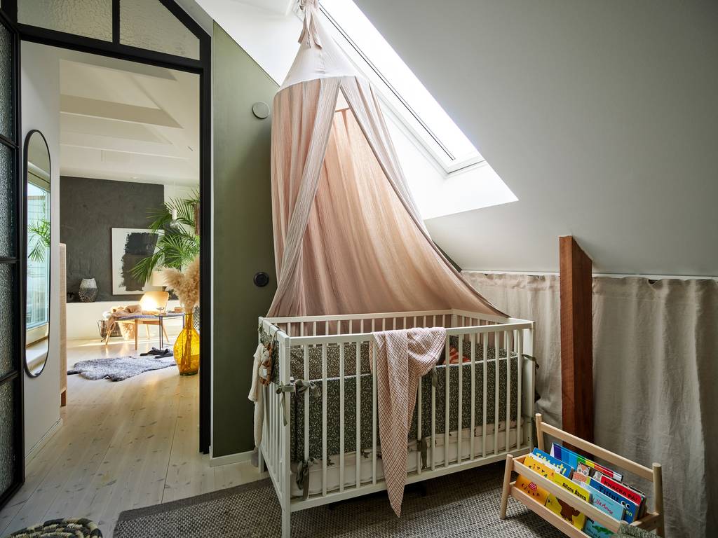 chambre enfant mansardée murs kaki décoration scandinave appartement en duplex de 83m2 chambre enfant mansardée murs kaki décoration scandinave appartement en duplex de 83m2