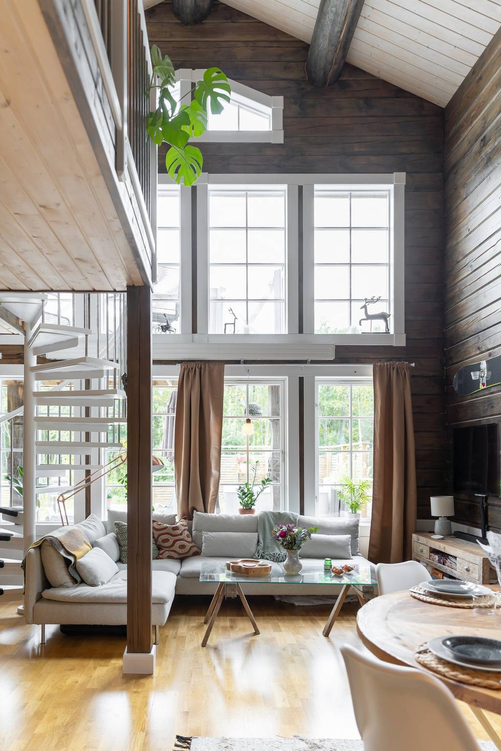 séjour double hauteur décoration contemporaine maison à la montagne