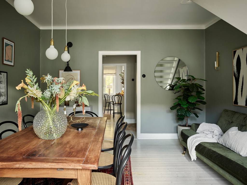 salle à manger avec escalier murs kaki déco rustique appartement en duplex de 83m2 salle à manger avec escalier murs kaki déco rustique appartement en duplex de 83m2