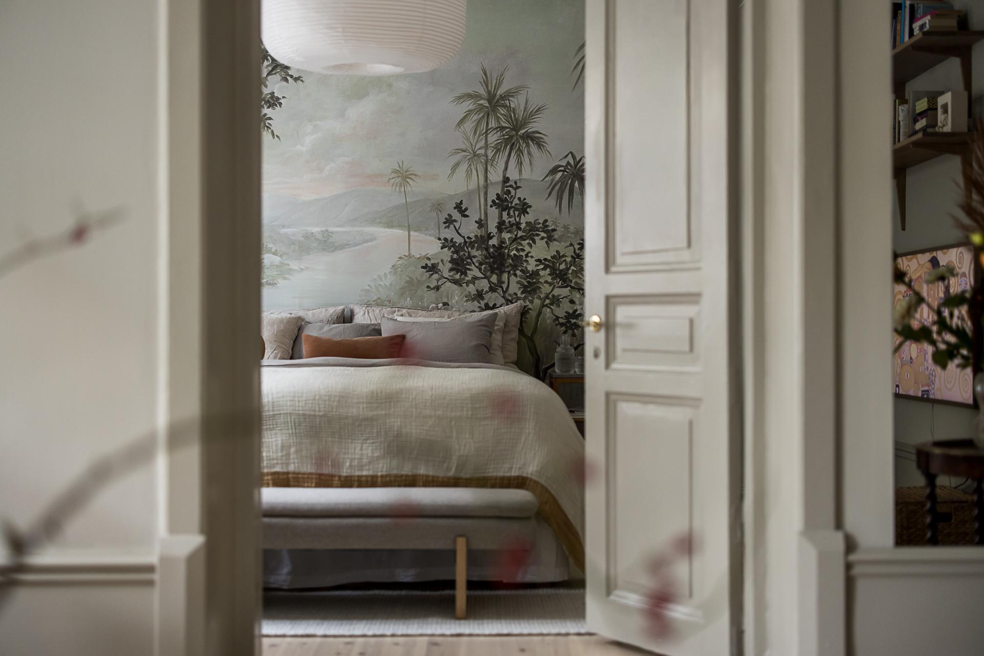 chambre avec papier-peint ancien appartement rénové décoration scandinave chambre avec papier-peint ancien appartement rénové décoration scandinave