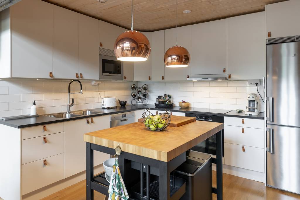 cuisine blanche sous mezzanine maison à la montagne