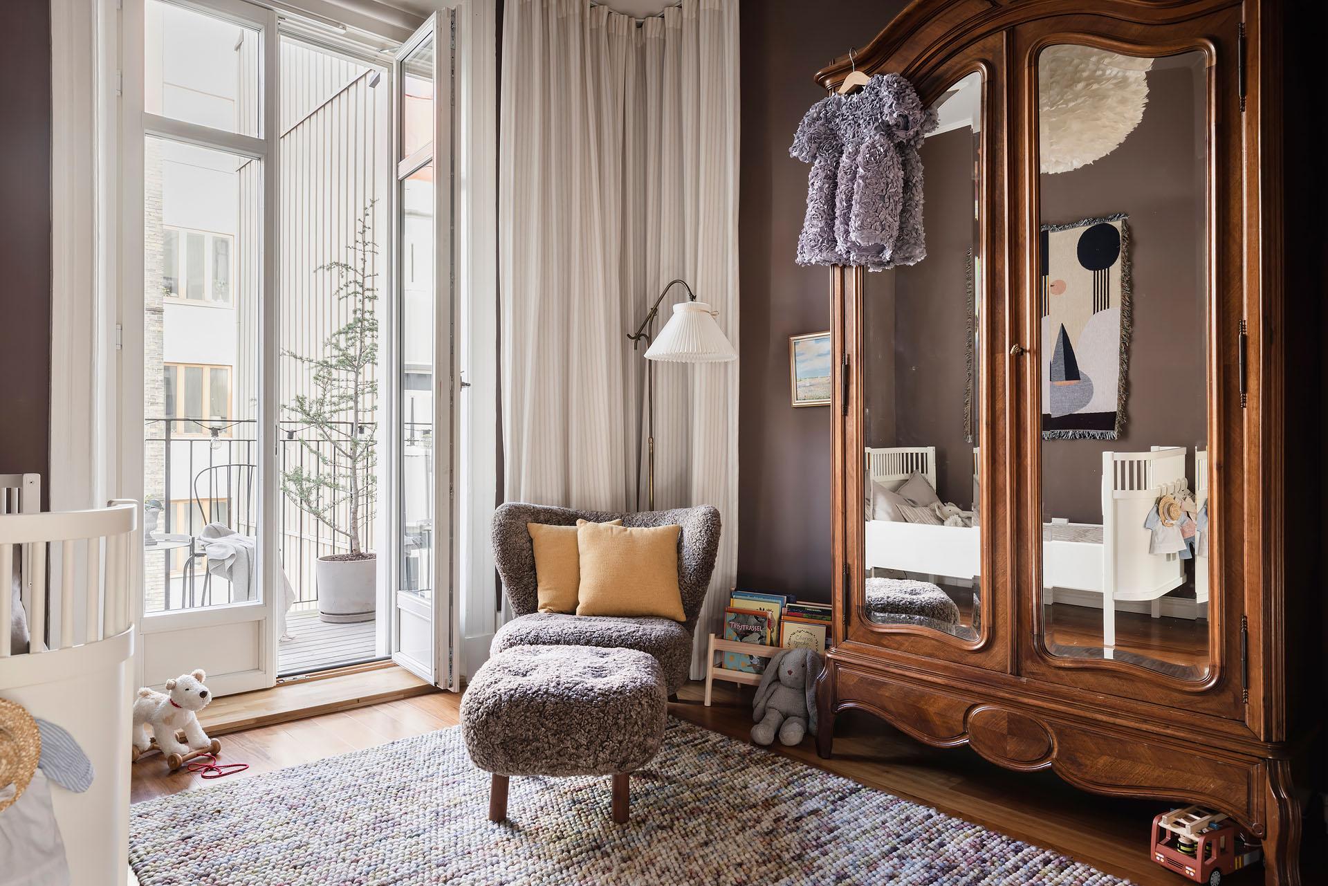 chambre enfant murs aubergine décoration scandinave avec armoire ancienne chambre enfant murs aubergine décoration scandinave avec armoire ancienne