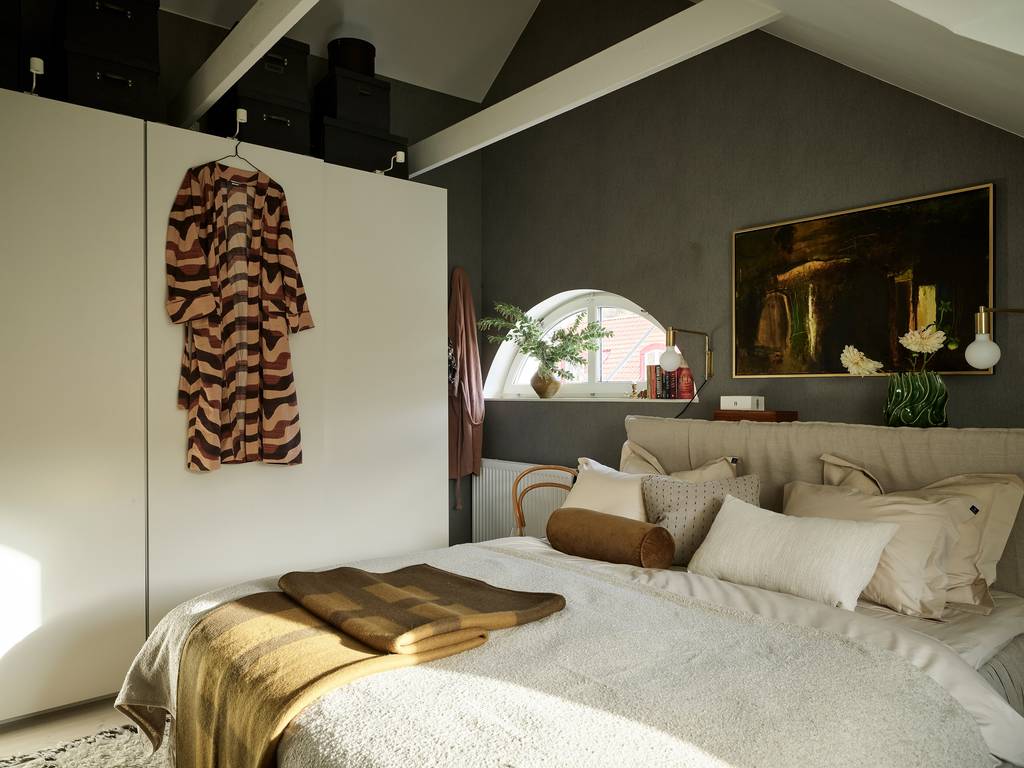 chambre mansardée murs kaki décoration scandinave appartement en duplex de 83m2 chambre mansardée murs kaki décoration scandinave appartement en duplex de 83m2