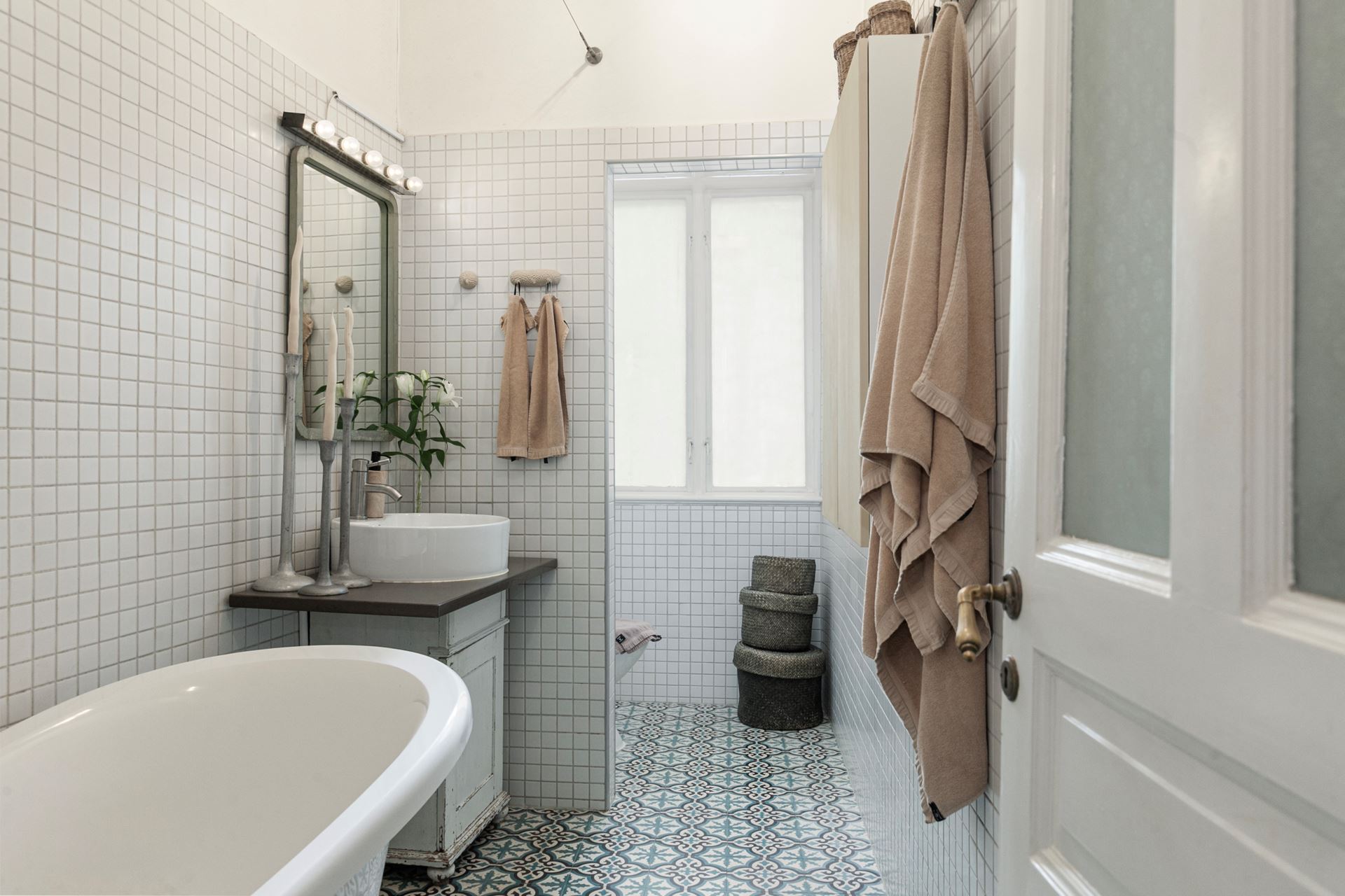 salle de bain carrelage blanc petit carreau sol plafond décoration scandinave salle de bain carrelage blanc petit carreau sol plafond décoration scandinave