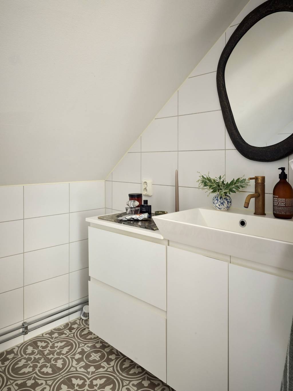 salle de bain mansardée avec carreaux de ciment gris et blancs salle de bain mansardée avec carreaux de ciment gris et blancs