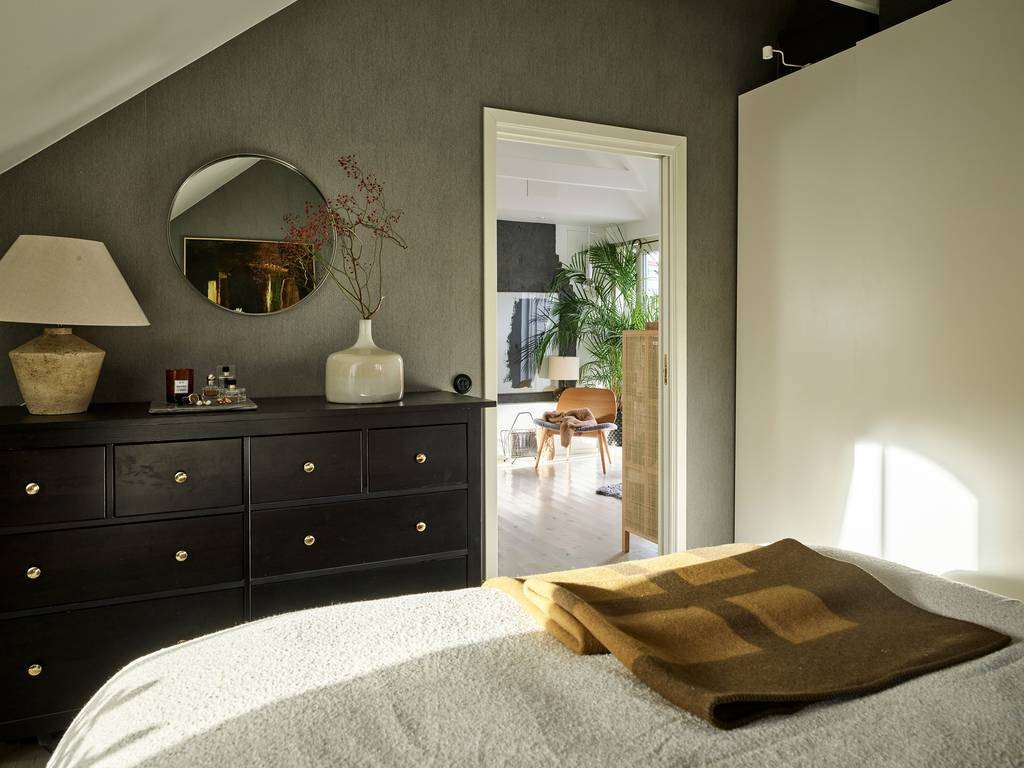 chambre mansardée murs kaki décoration scandinave appartement en duplex de 83m2 chambre mansardée murs kaki décoration scandinave appartement en duplex de 83m2