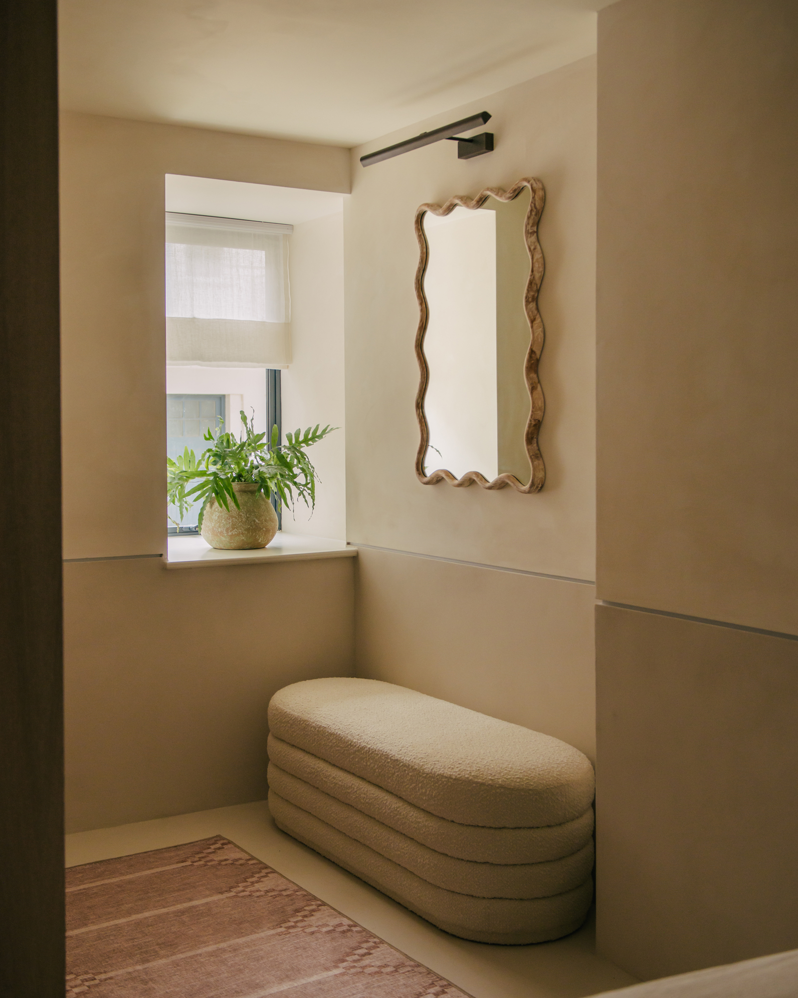 entrée avec banc et miroir décoration contemporaine