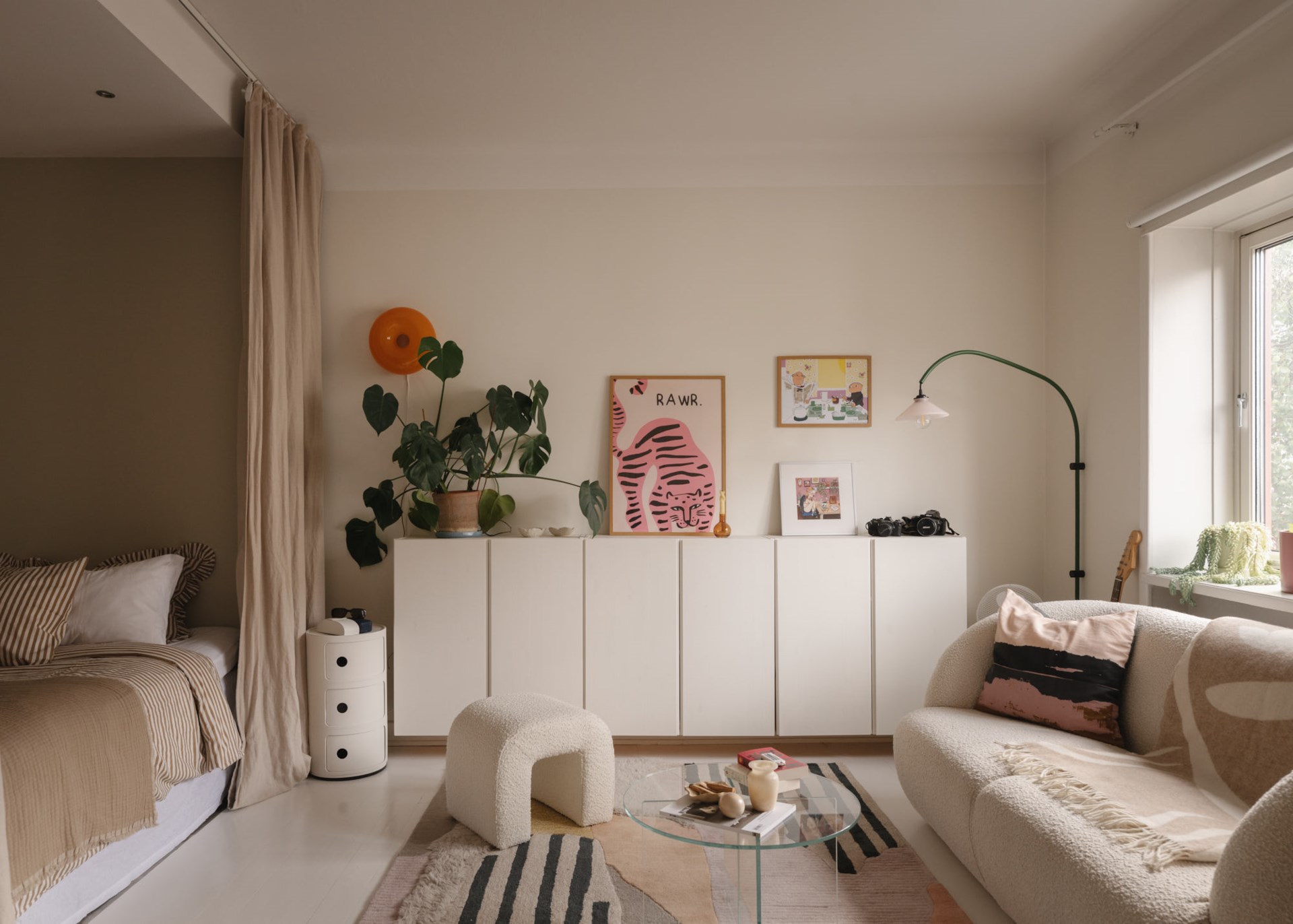 salon et espace chambre dans alcôve studio 33m2 décoration scandinave beige salon et espace chambre dans alcôve studio 33m2 décoration scandinave beige
