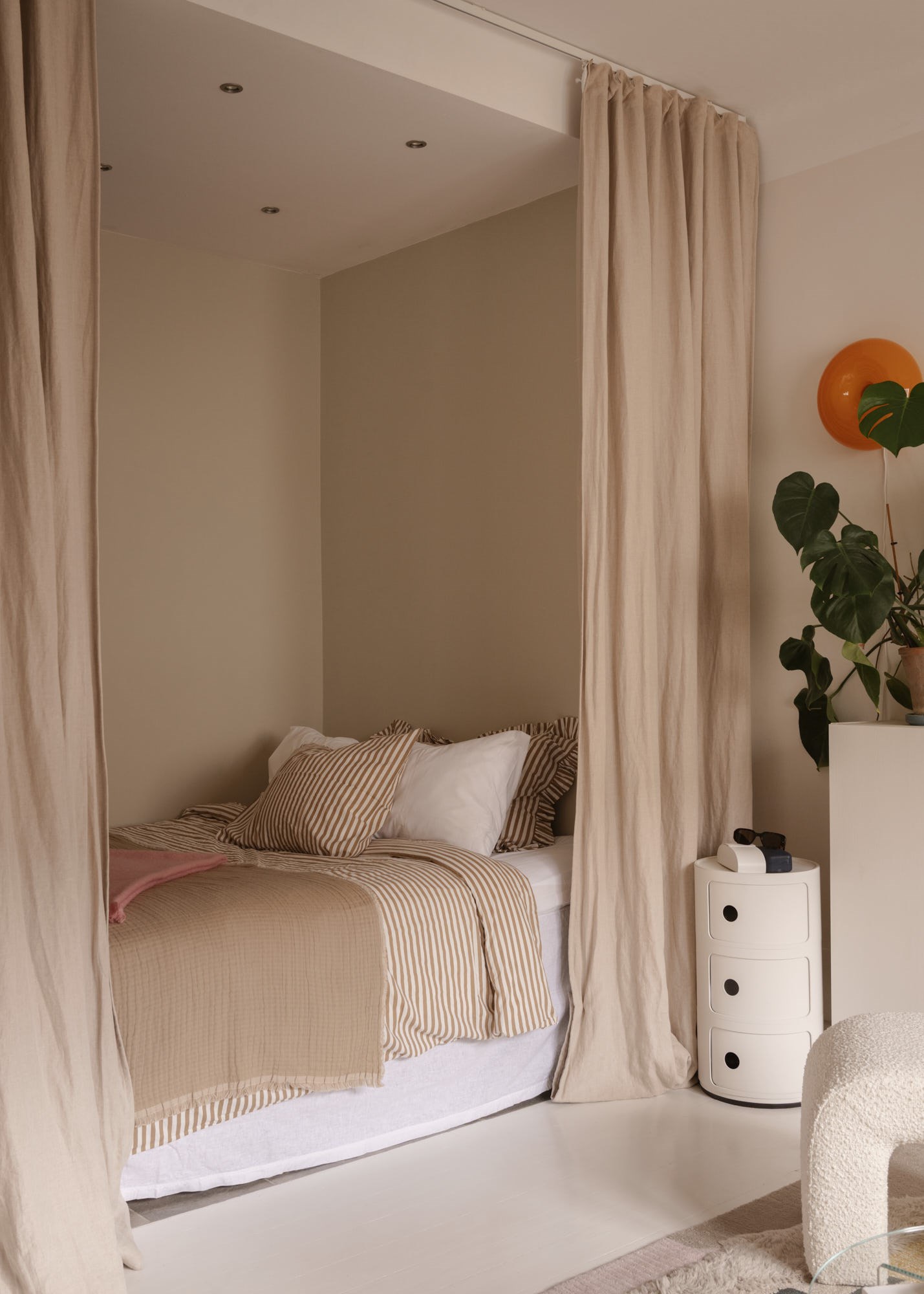 espace chambre dans alcôve studio 33m2 décoration scandinave beige espace chambre dans alcôve studio 33m2 décoration scandinave beige