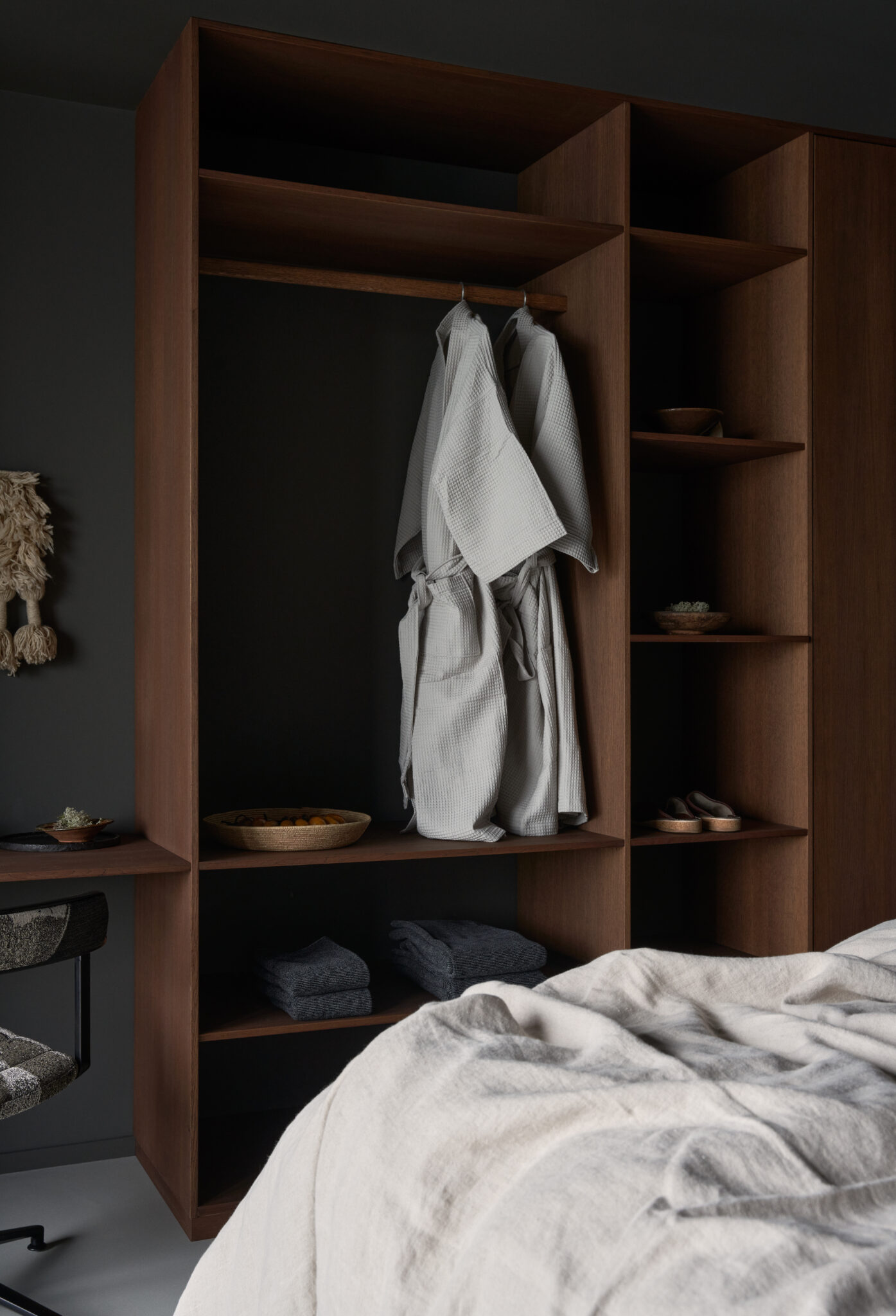 dressing bois ouvert dans chambre
