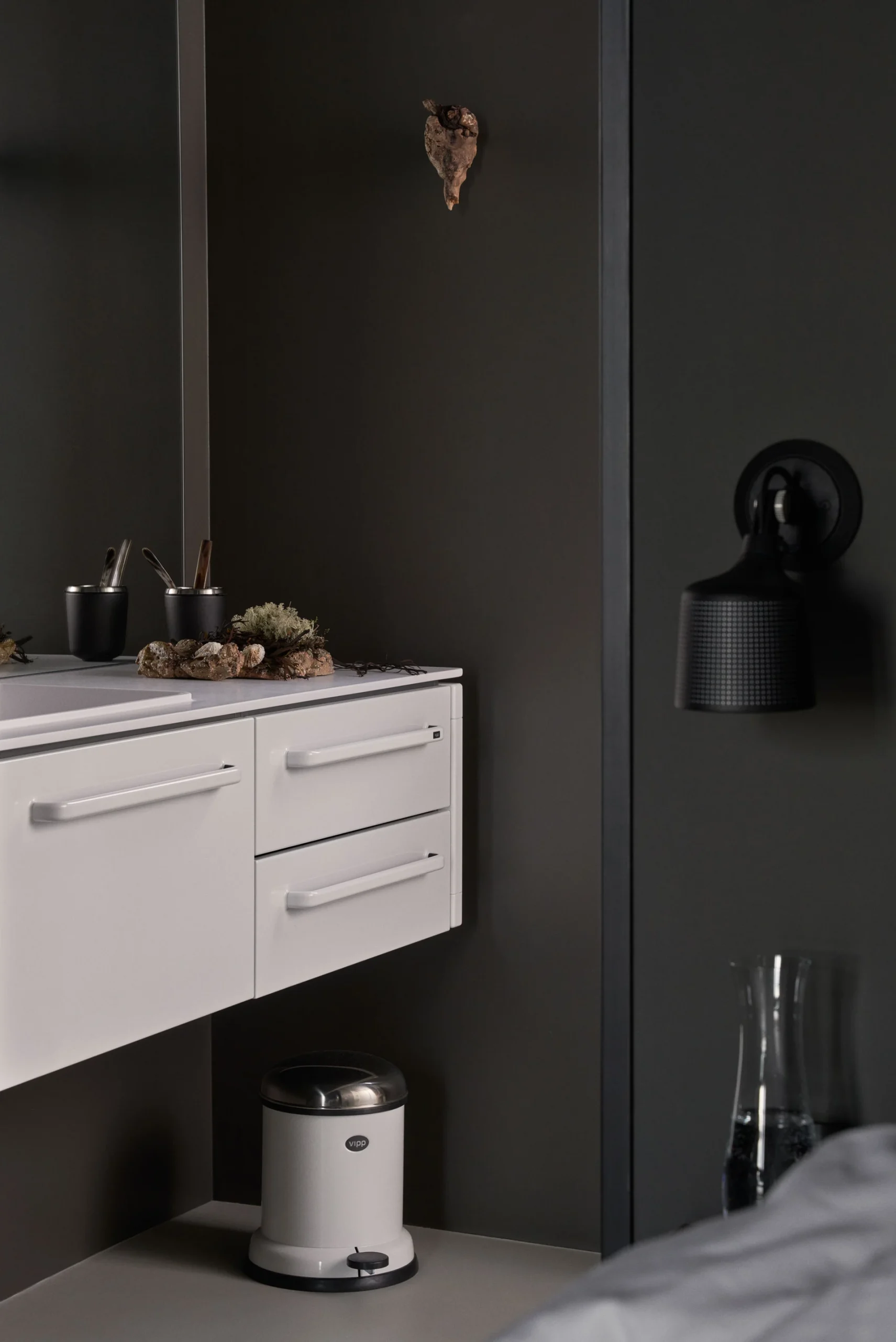 salle de bain design blanche et noire