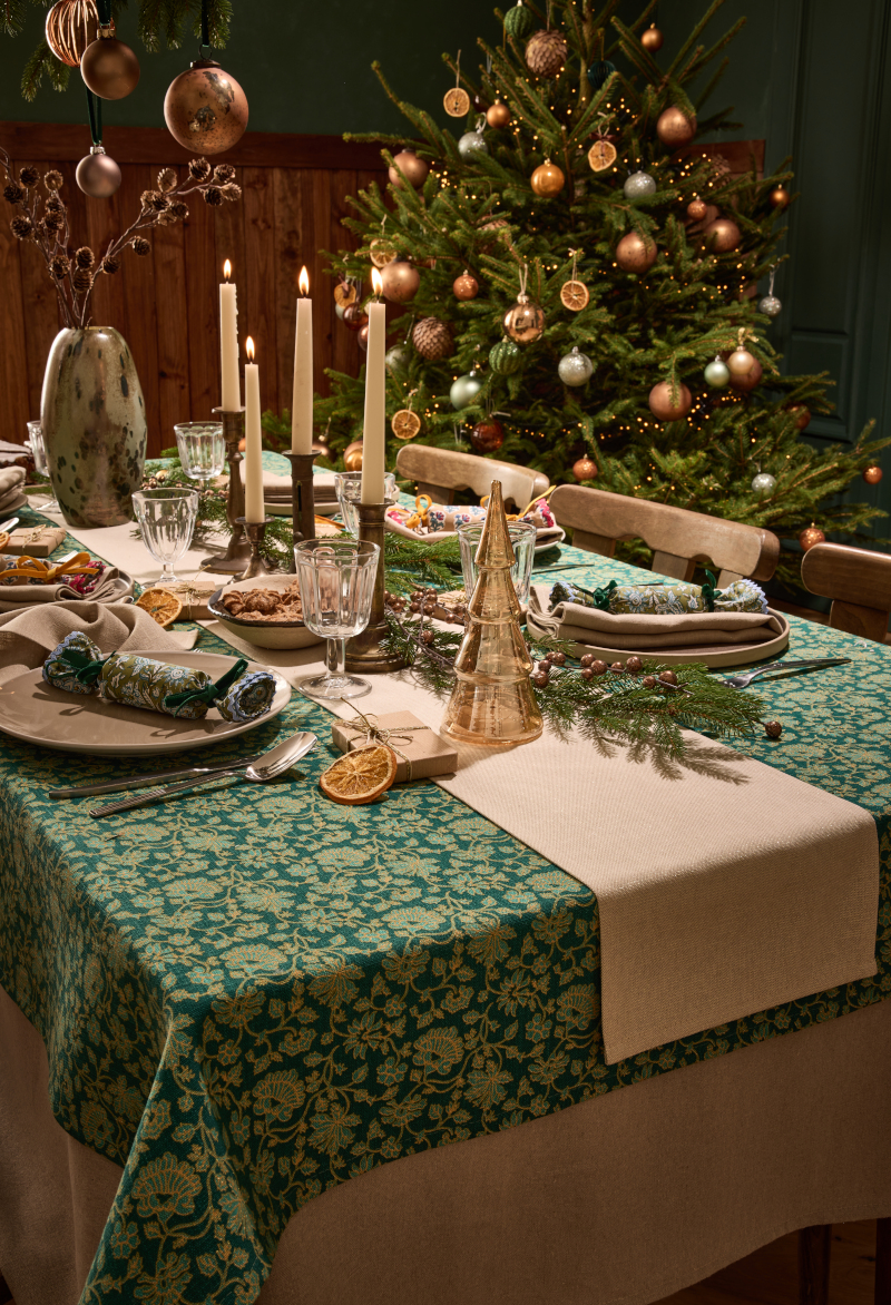 salle à manger nappe verte sapin en verre ambré