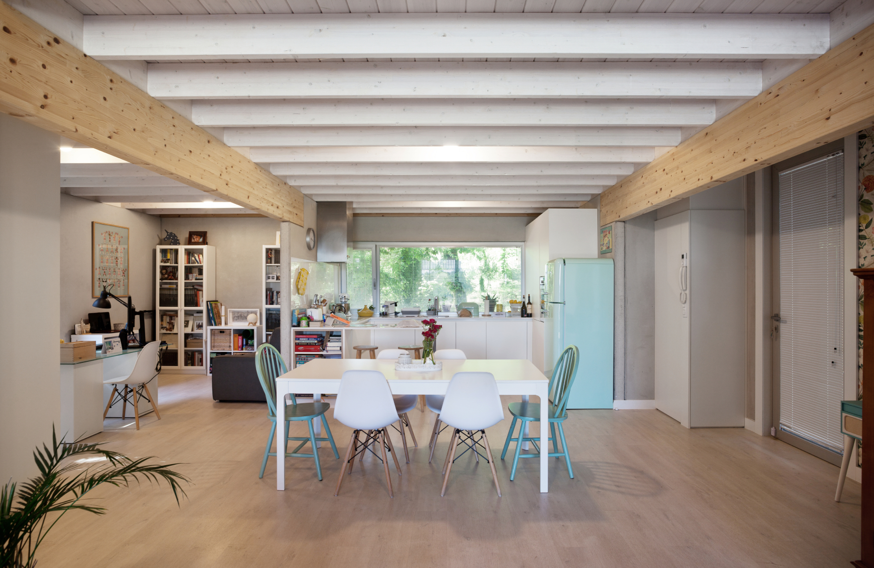 salon avec poutres et cuisine maison préfabriquée en béton et bois salon avec poutres et cuisine maison préfabriquée en béton et bois