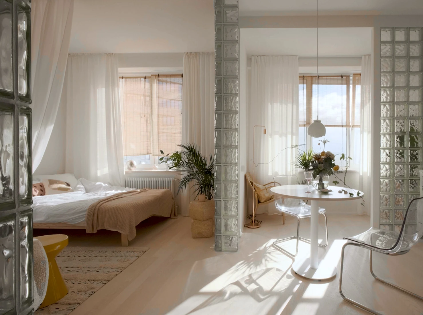 salon et chambre décoration design grand studio murs pavés de verre appartement 40m2 salon et chambre décoration design grand studio murs pavés de verre appartement 40m2
