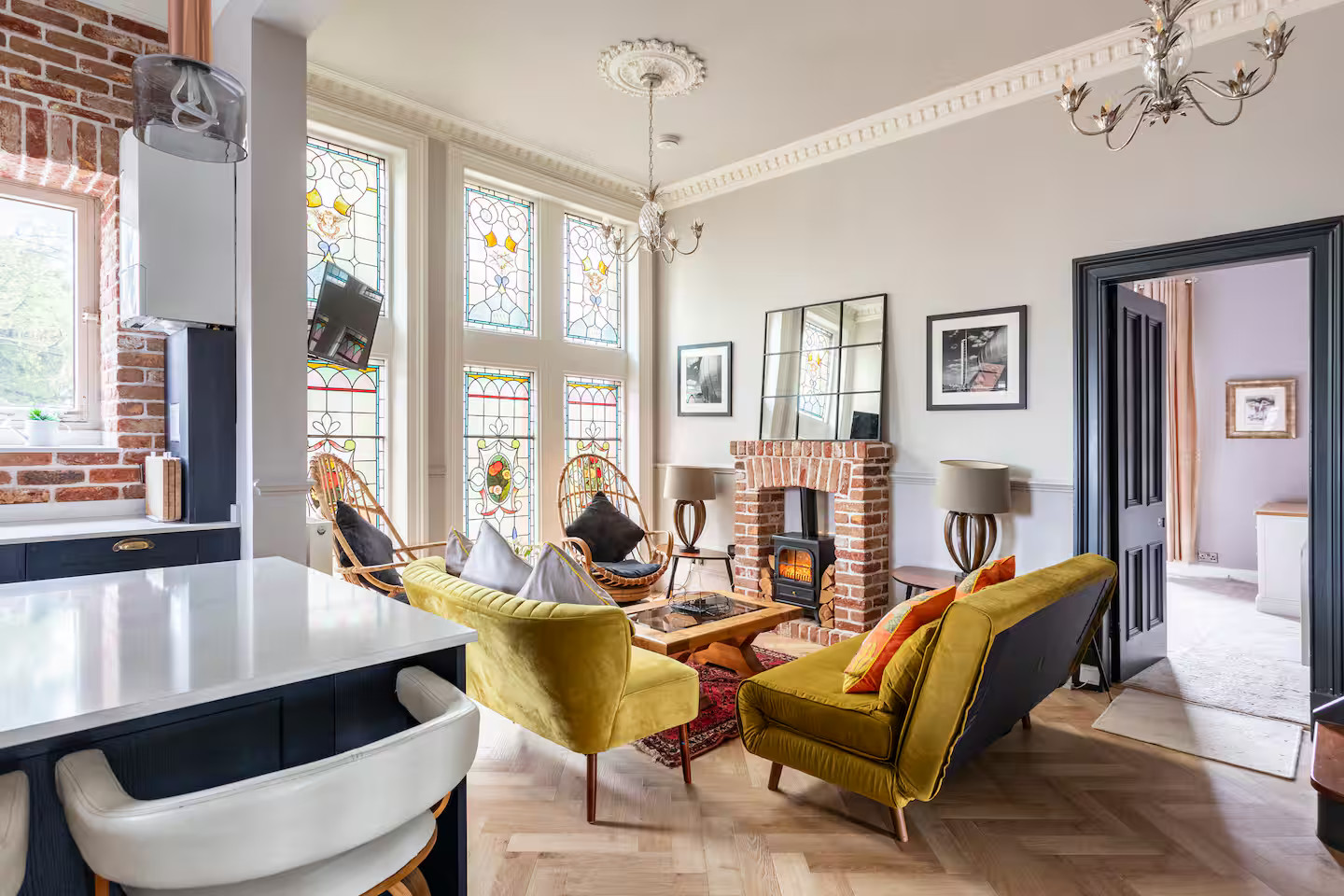 Intérieur maison victorienne rénovée à Glasgow, vitraux et déco colorée Intérieur maison victorienne rénovée à Glasgow, vitraux et déco colorée