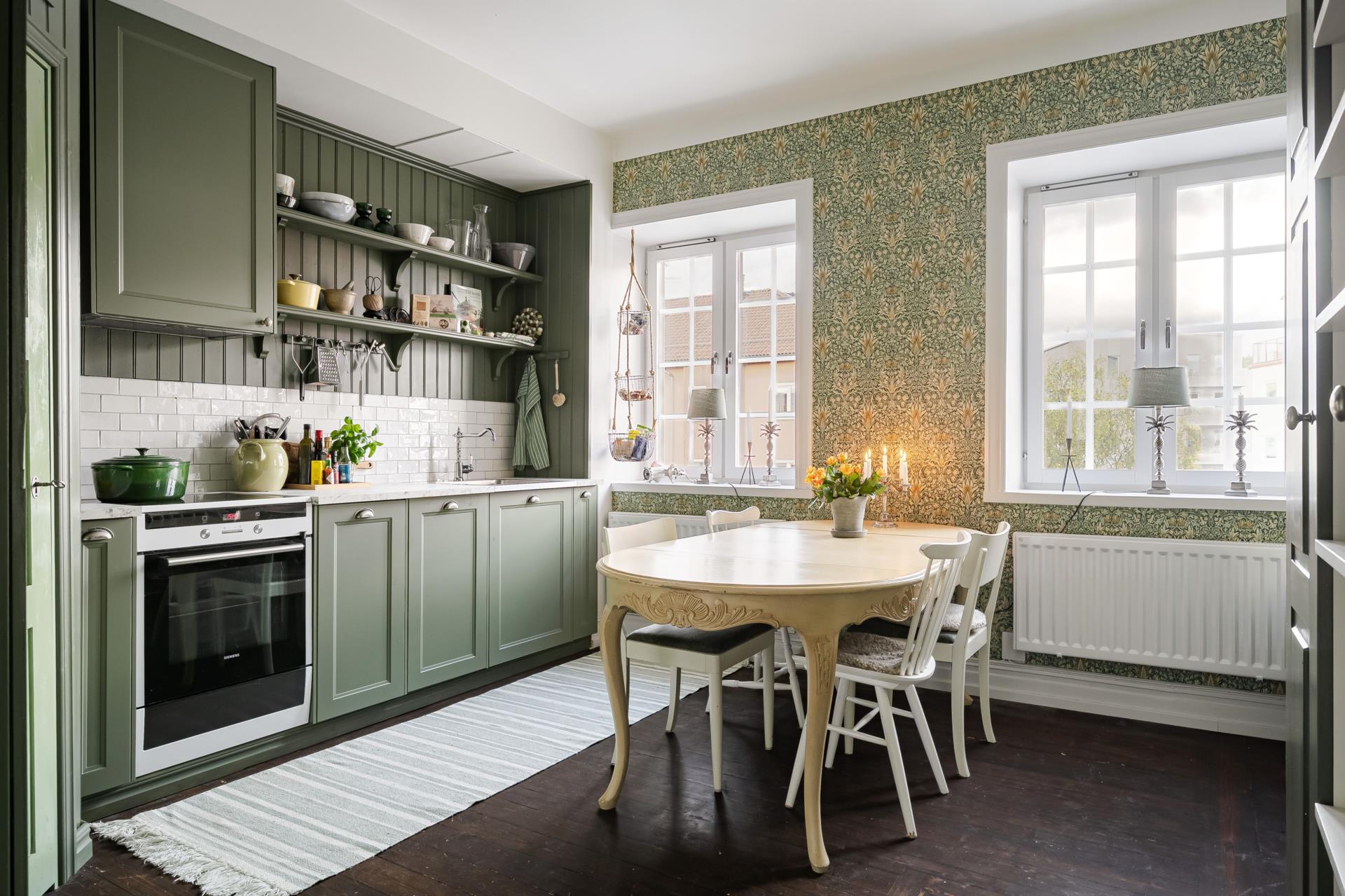 cuisine décoration scandinave verte avec papier-peint Snakeshead de William Morris cuisine décoration scandinave verte avec papier-peint Snakeshead de William Morris