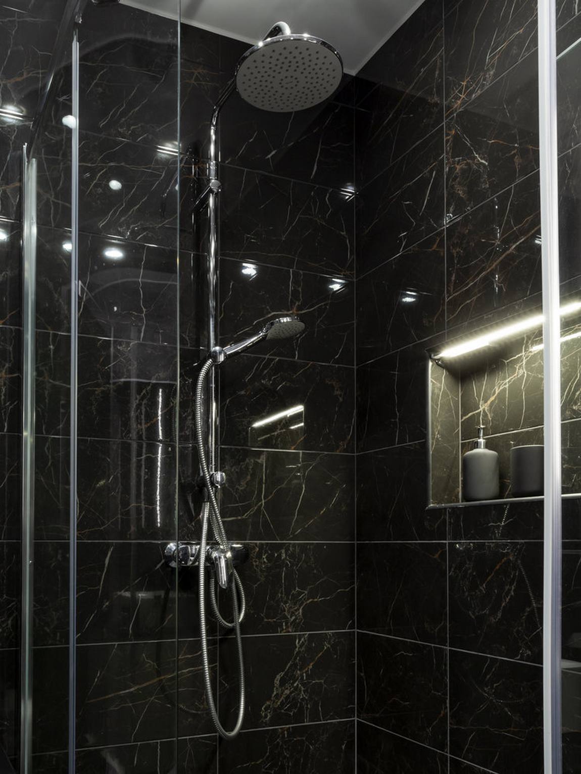 salle de bain design blanche et marbre noir