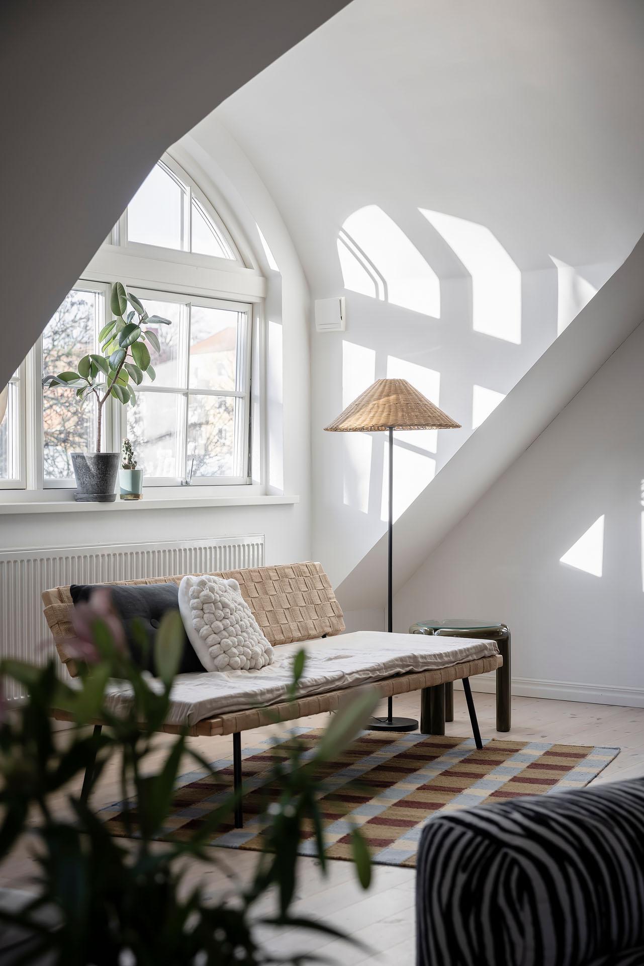 salon avec fenêtre cintrée décoration scandinave