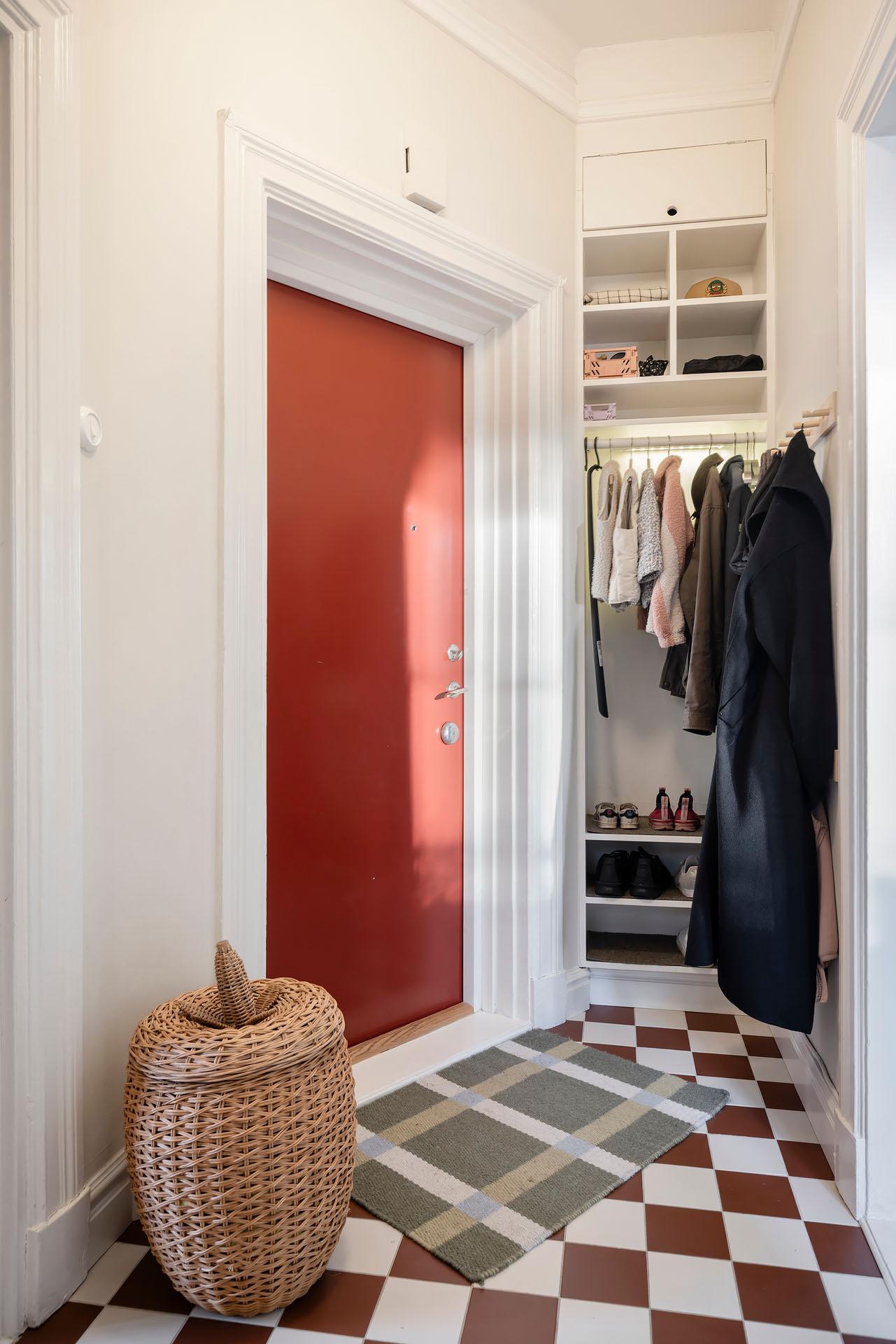 entrée sol à damier rouge et blanc