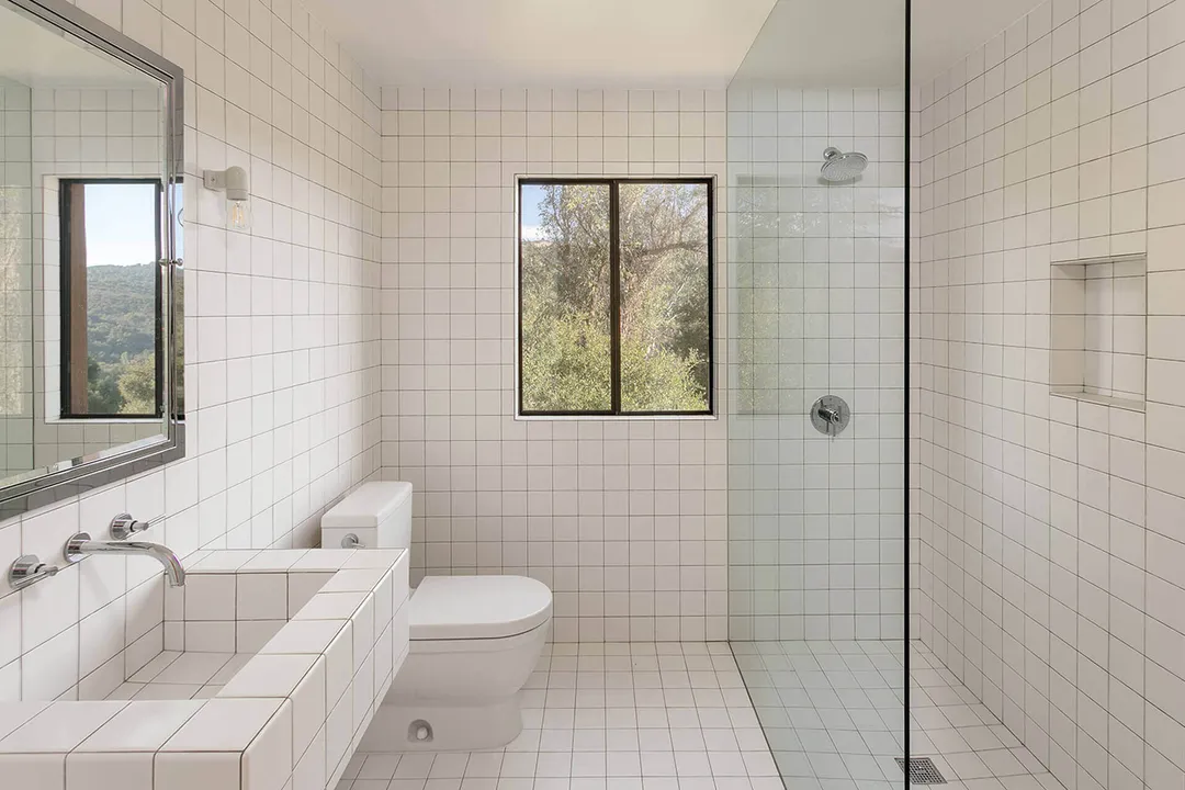 salle de bain carrelage blanc avec fenêtre maison Sea Ranch Californie