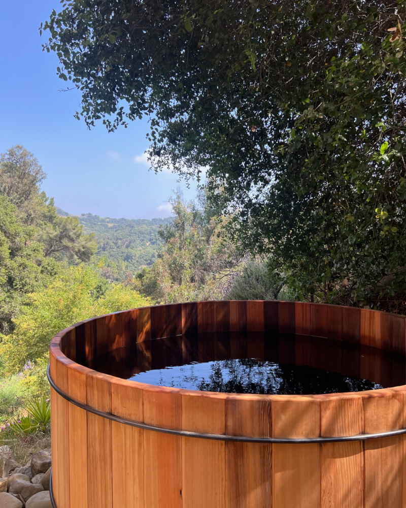 bain nordique sur terrasse maison en bois Sea Ranch Californie