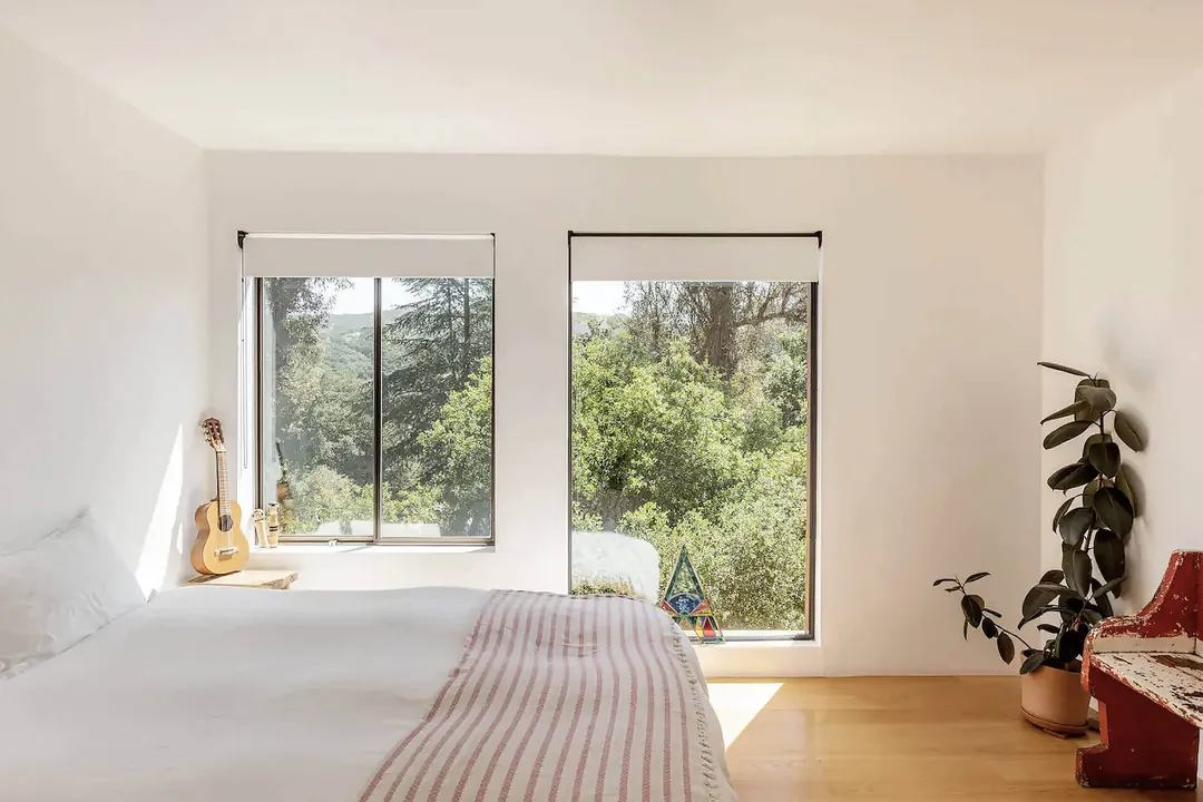 chambre avec baies vitrées maison Sea Ranch Californie