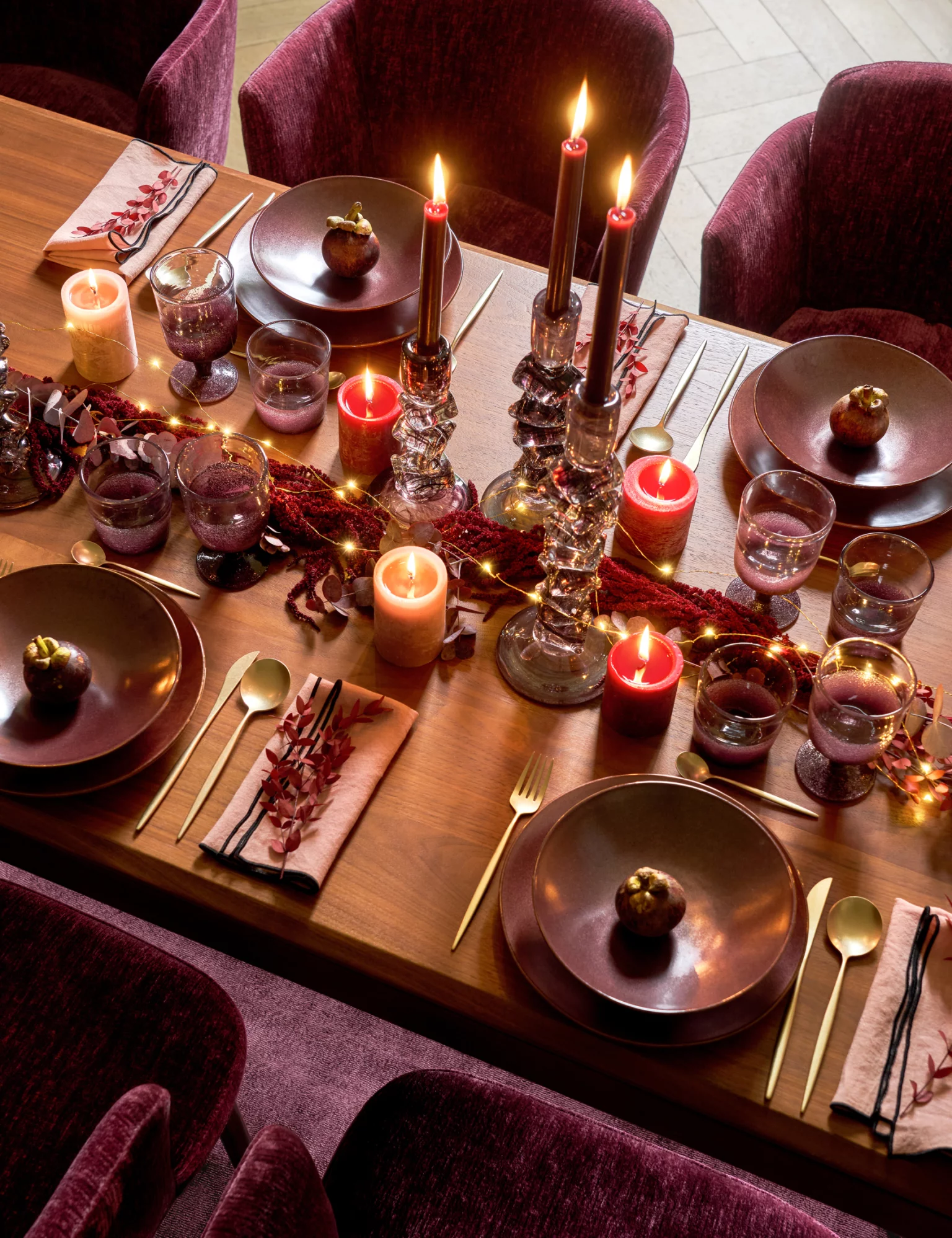 table de salle à manger décoration rouge catalogue Noël AM PM 2025 La Redoute
