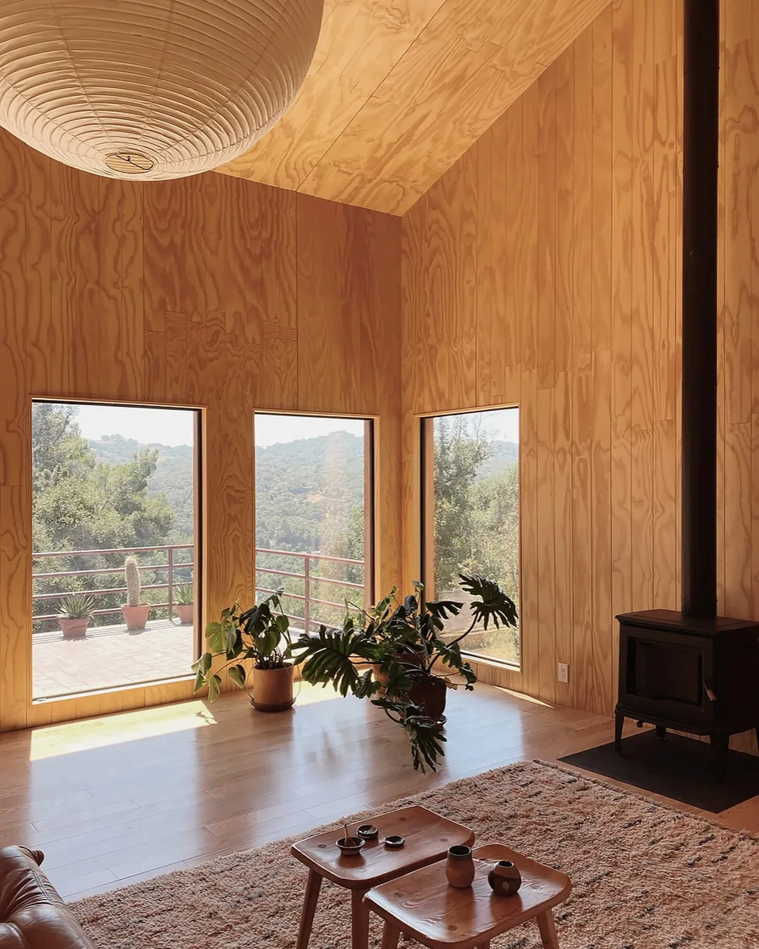 salon avec poêle mur en bois maison en bois Sea Ranch Californie