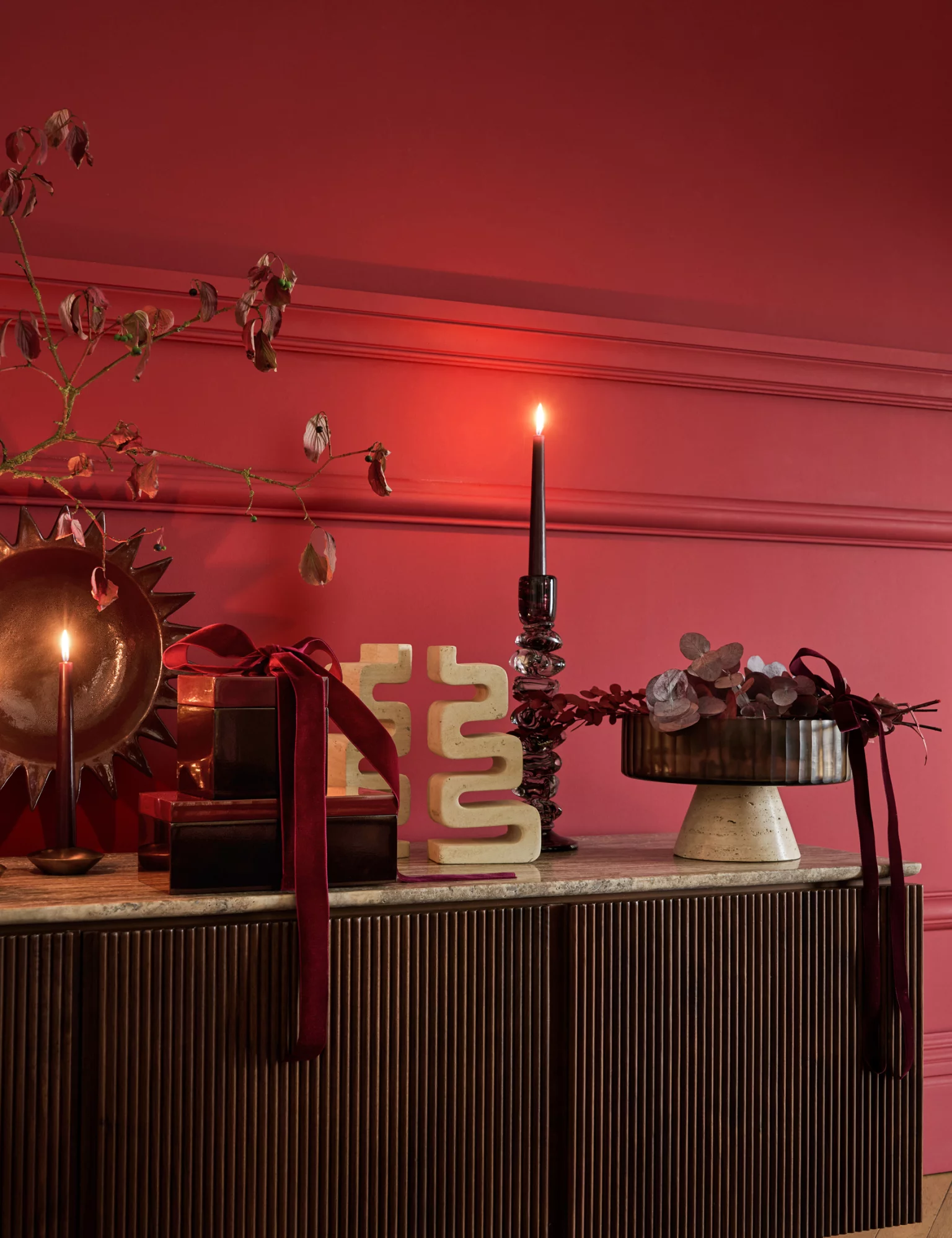 buffet noyer dans salon murs rouges
