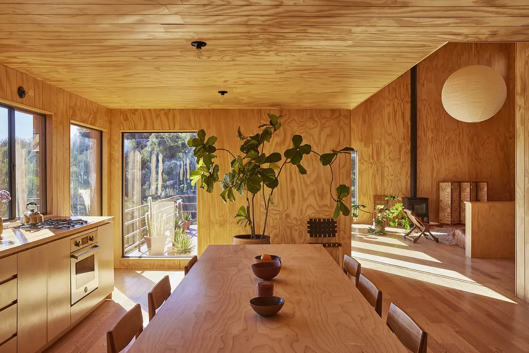 salle à manger et cuisine ouverte mur en bois maison en bois Sea Ranch Californie