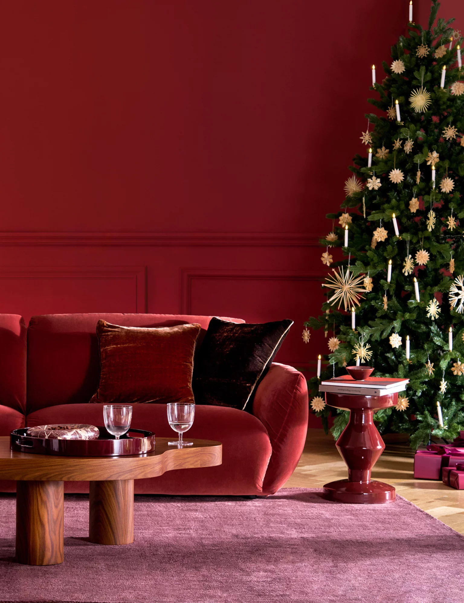 salon canapé rouge velours catalogue Noël AM PM 2025 La Redoute