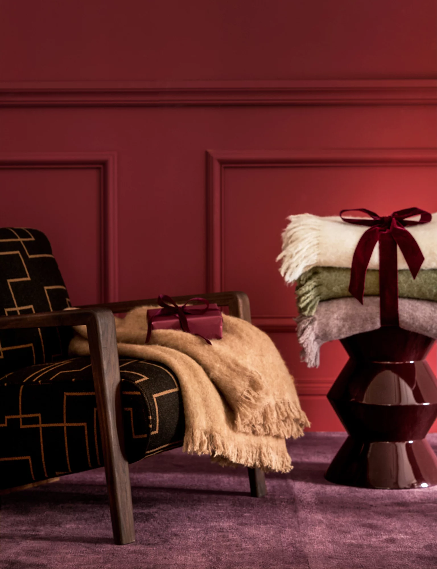 salon mur rouges fauteuil mid-century