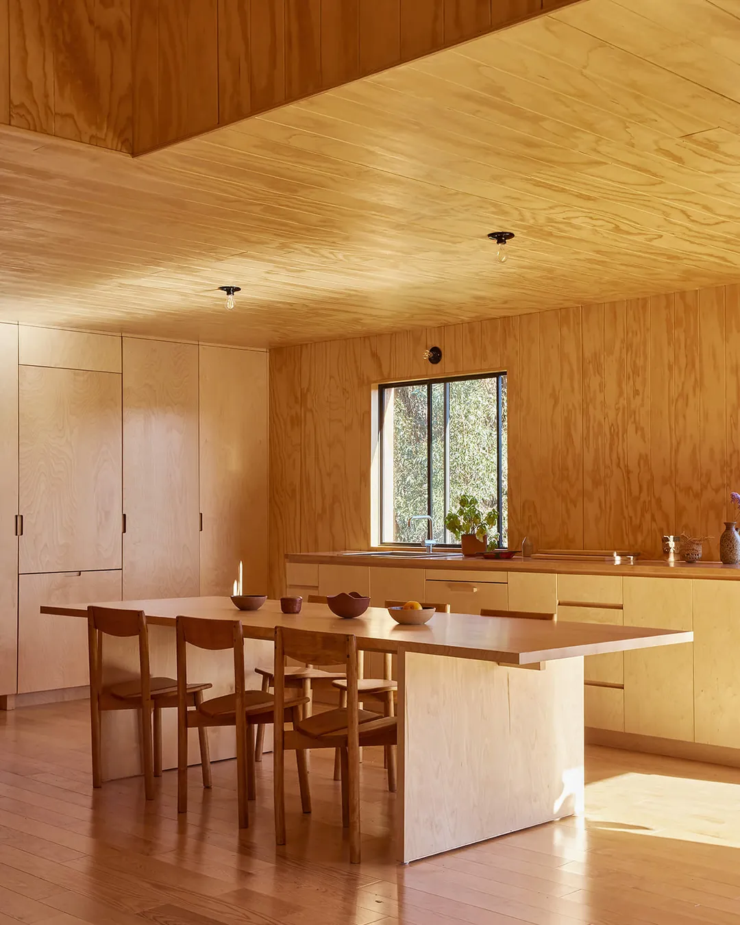 salle à manger et cuisine ouverte mur en bois maison en bois Sea Ranch Californie