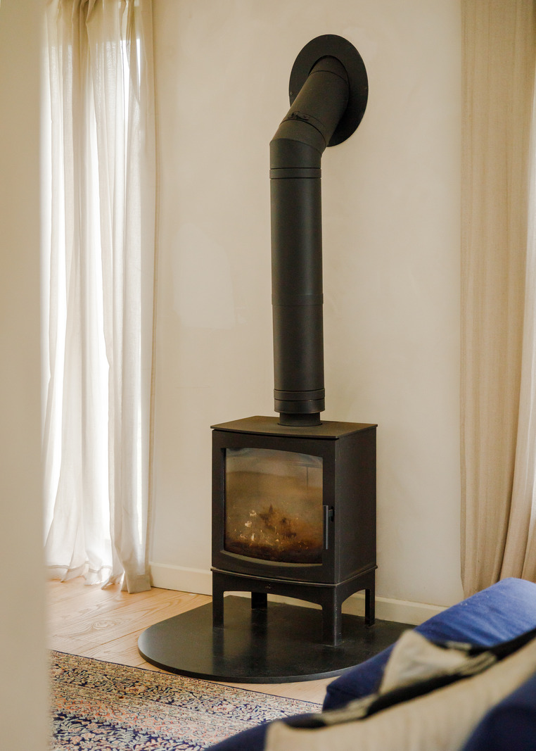 poêle à bois dans maison décoration contemporaine