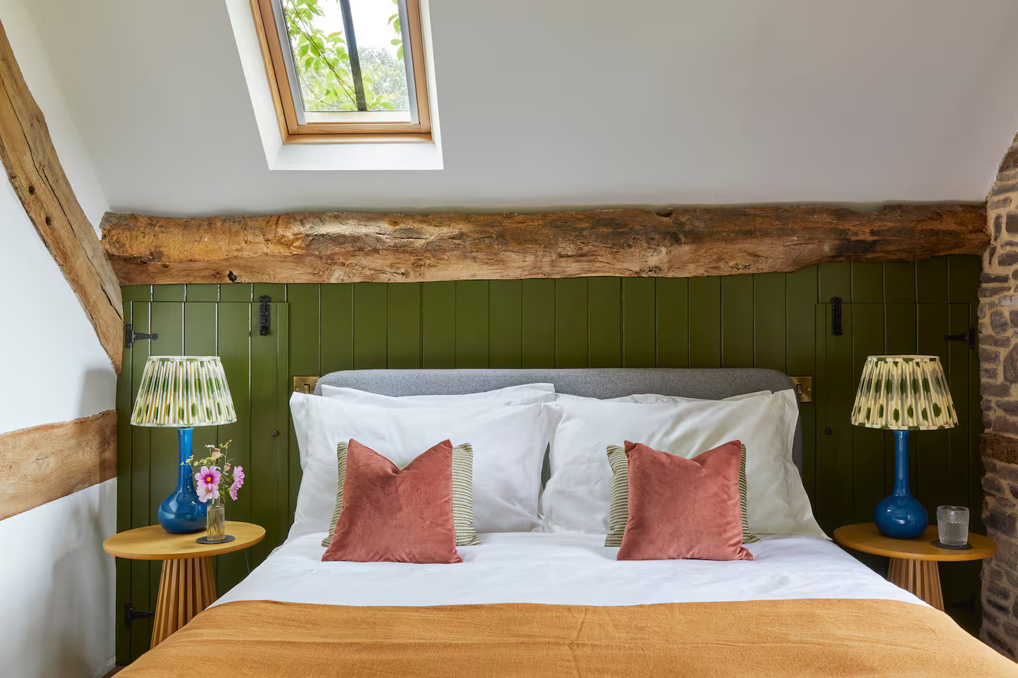 chambre mansardée mur de pierre cottage anglais décoration rustique chic The Lavendry Barn chambre mansardée mur de pierre cottage anglais décoration rustique chic The Lavendry Barn
