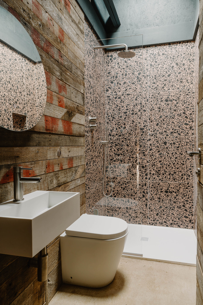 salle de bain design grise murs en bois recyclé maison de plage 62m2 Camber Sands salle de bain design grise murs en bois recyclé maison de plage 62m2 Camber Sands