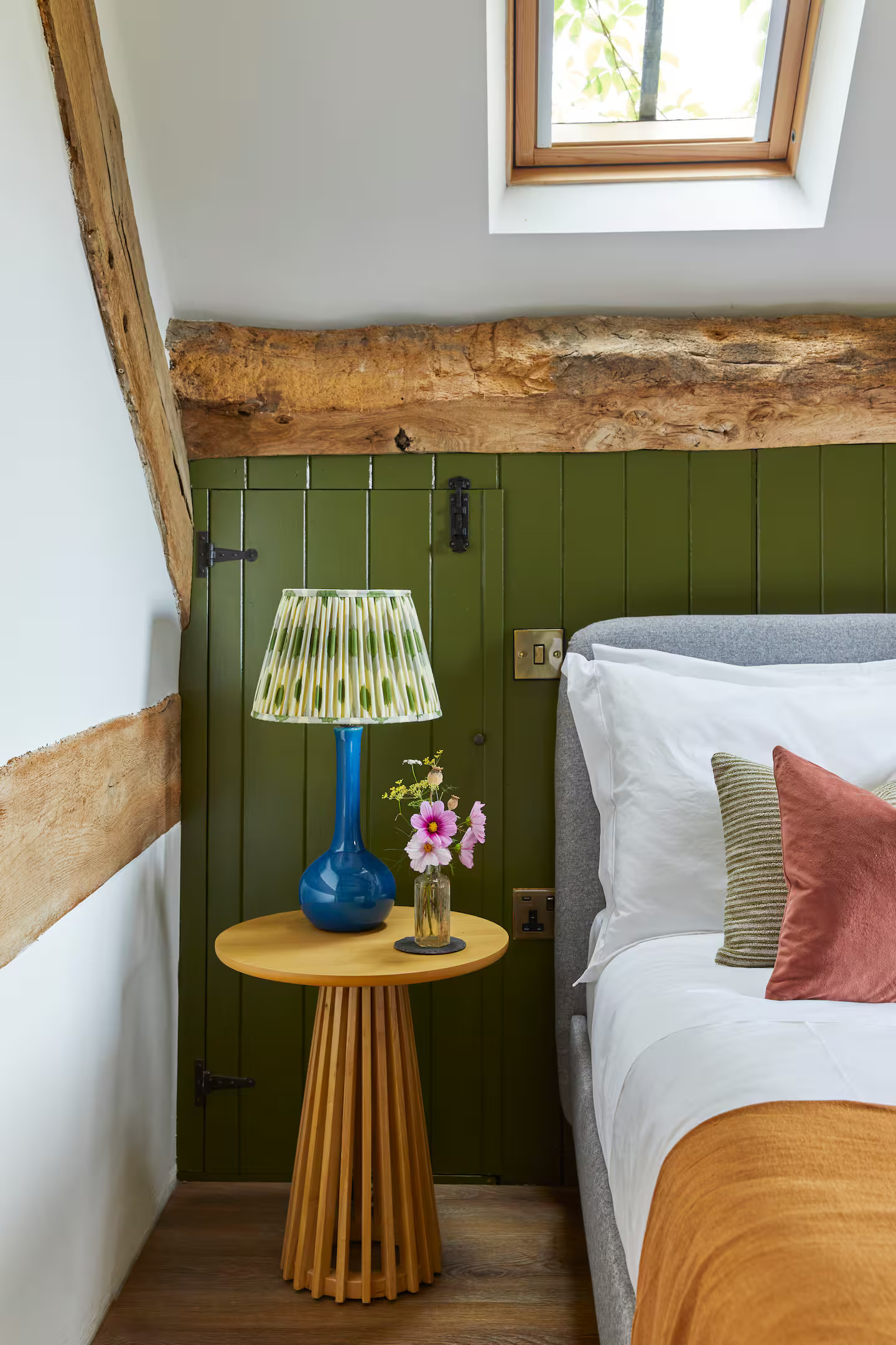 chambre mansardée avec poutres cottage anglais décoration rustique chic The Lavendry Barn chambre mansardée avec poutres cottage anglais décoration rustique chic The Lavendry Barn