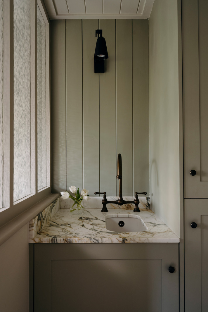 salle de bain murs lambris vert sauge maison moderne en bois