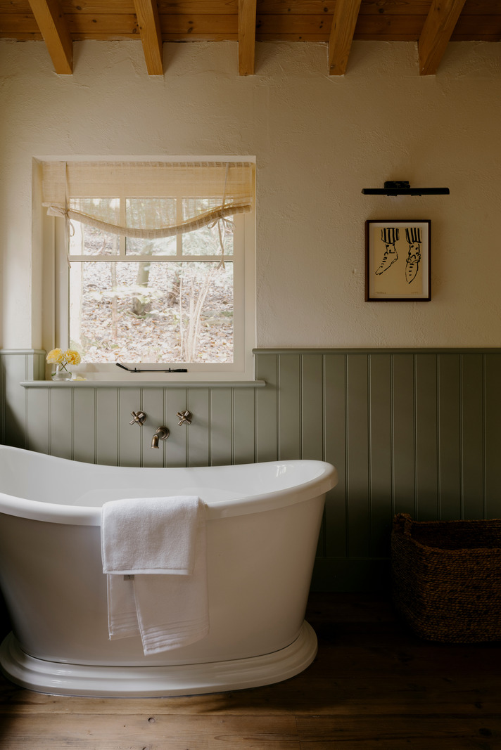 salle de bain murs lambris vert sauge maison moderne en bois décoration vintage