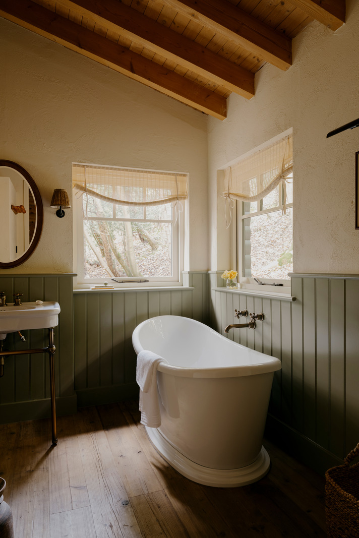salle de bain murs lambris vert sauge maison moderne en bois décoration vintage