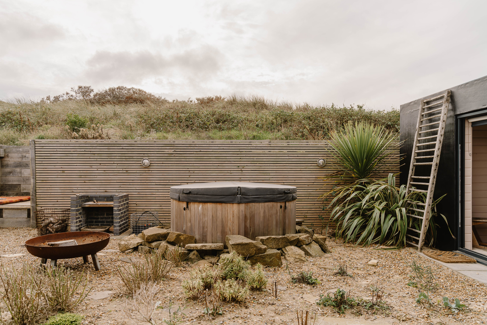 jardin avec bain nordique en bois maison de plage 62m2 Camber Sands façade tôle acier jardin avec bain nordique en bois maison de plage 62m2 Camber Sands façade tôle acier
