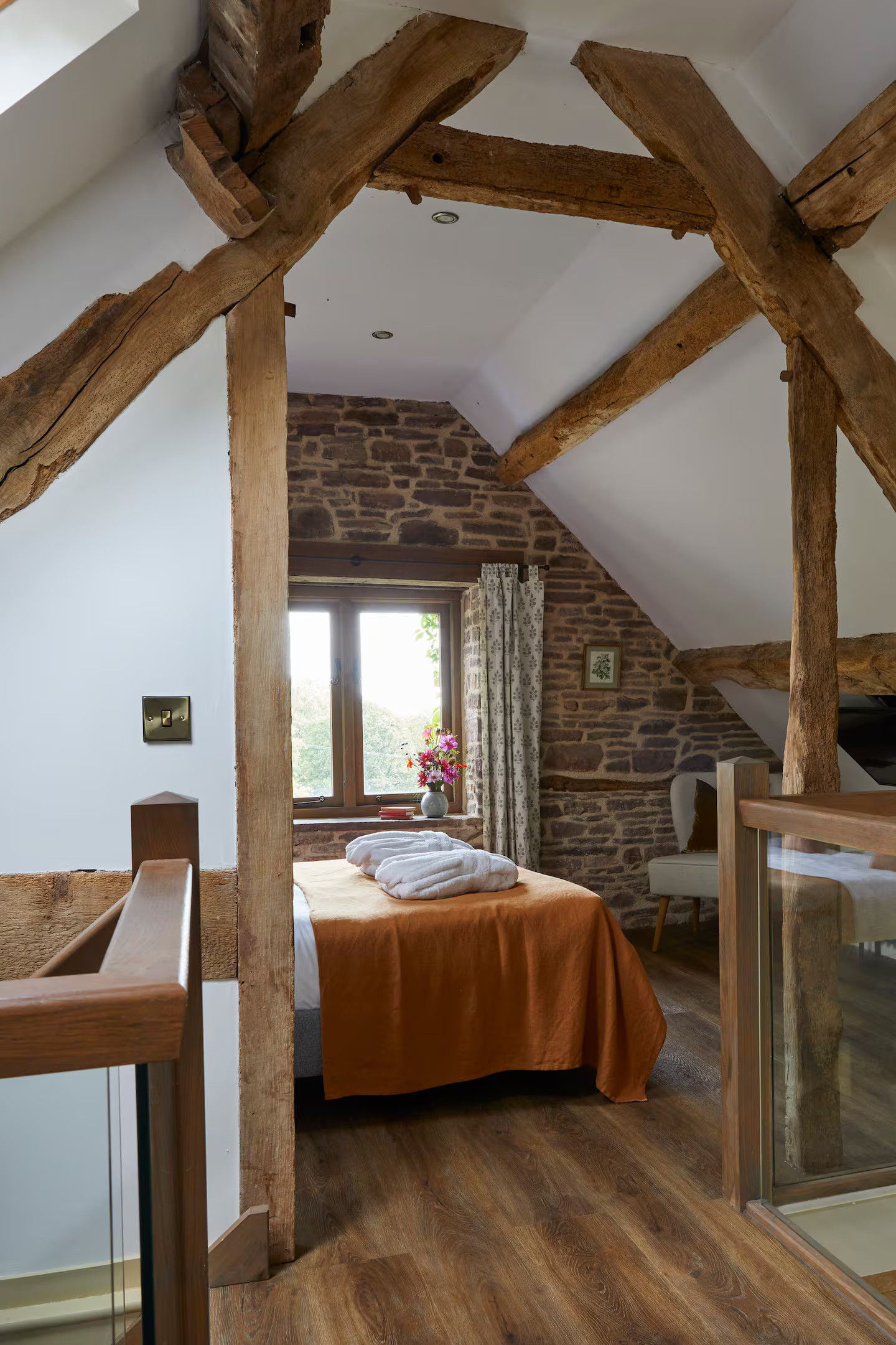 chambre mansardée mur de pierre cottage anglais décoration rustique chic The Lavendry Barn chambre mansardée mur de pierre cottage anglais décoration rustique chic The Lavendry Barn