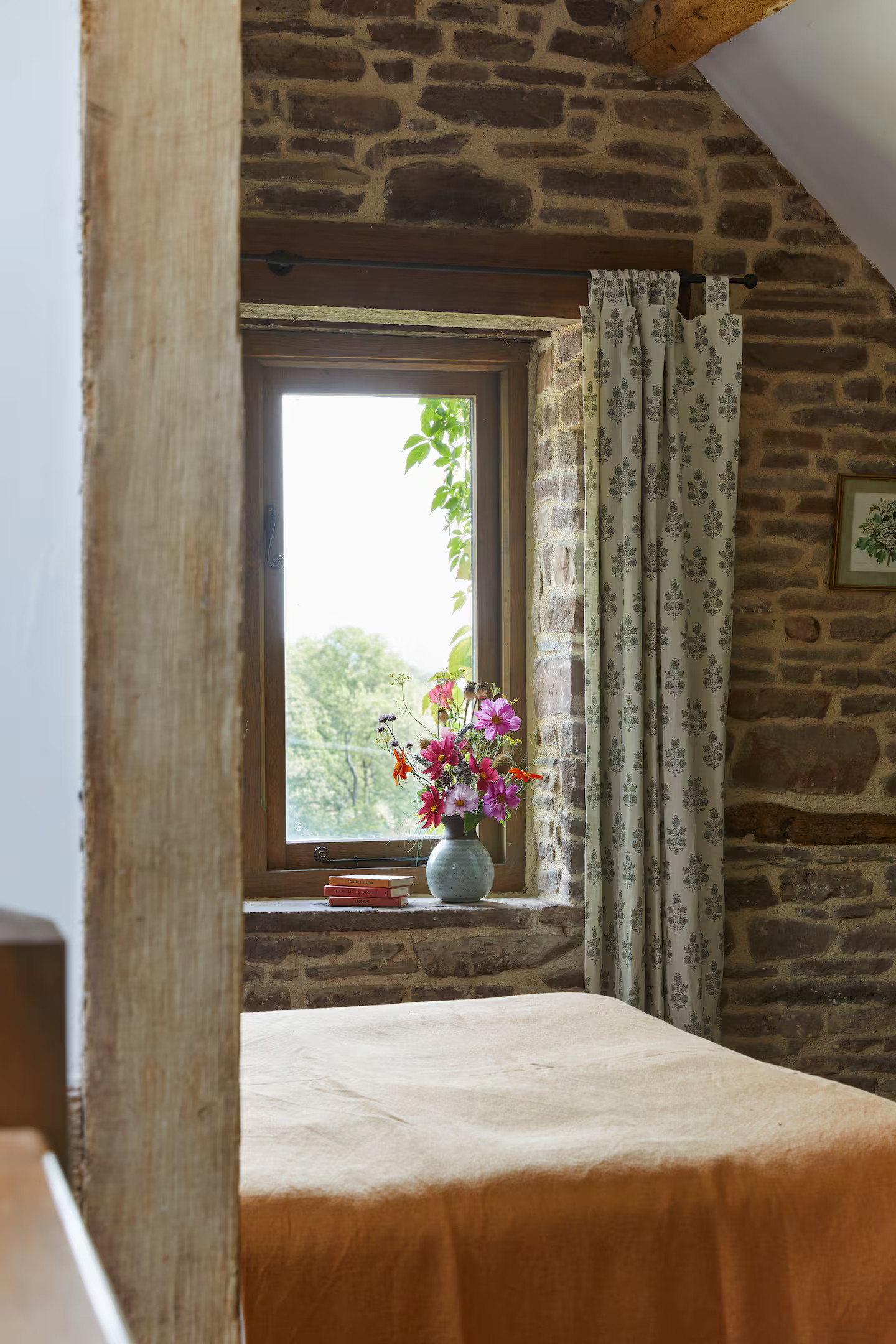 chambre mansardée mur de pierre cottage anglais décoration rustique chic The Lavendry Barn chambre mansardée mur de pierre cottage anglais décoration rustique chic The Lavendry Barn