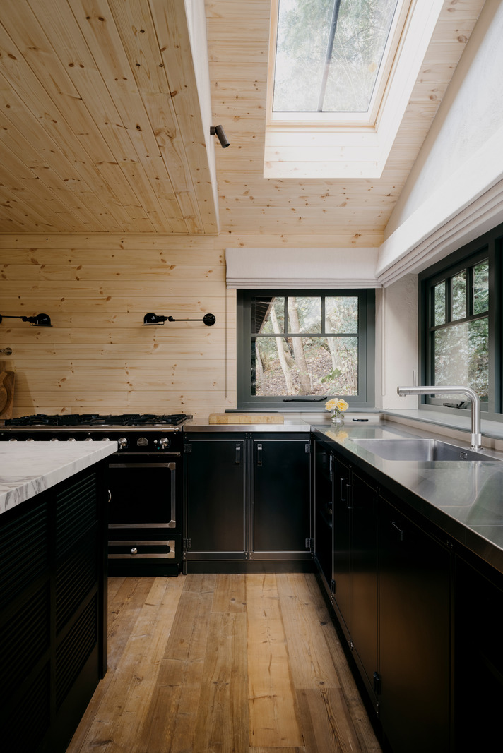 cuisine noire maison moderne en bois style rondins