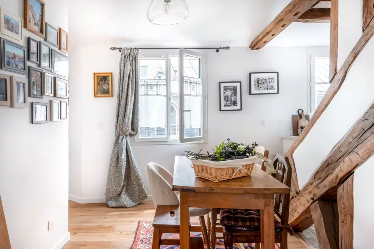 salle à manger avec poutres appartement Paris proche Saint-Eustache